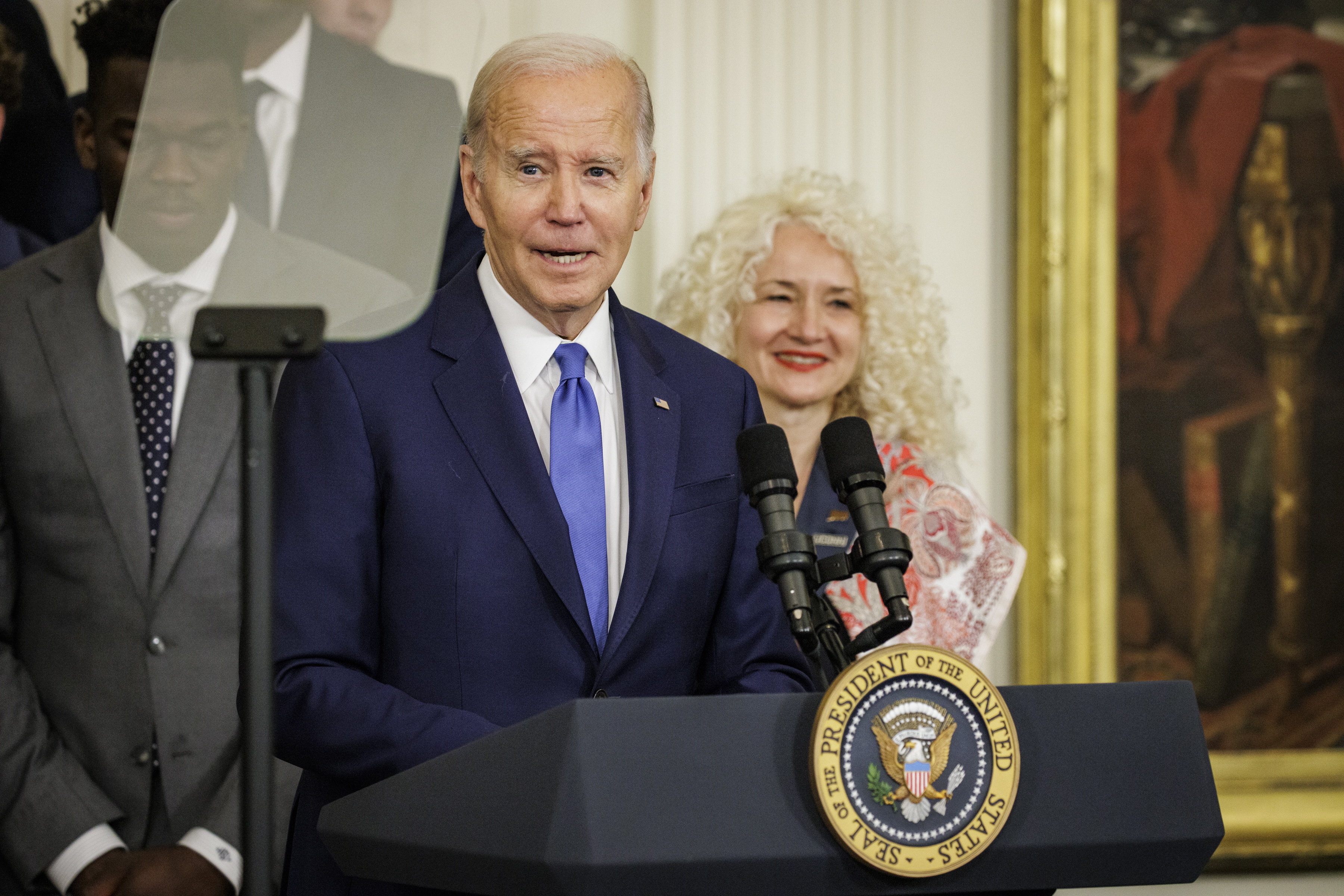 Washington (United States), 26/05/2023.- US President Joe Biden speaks during an event with the University of Connecticut Huskies Men'Äôs Basketball team in the East Room of the White House in Washington, DC, USA, 26 May 2023. The Connecticut Huskie Men'Äôs Basketball team won the 2022-2023 NCAA championship. (Baloncesto, Estados Unidos) EFE/EPA/Samuel Corum / POOL