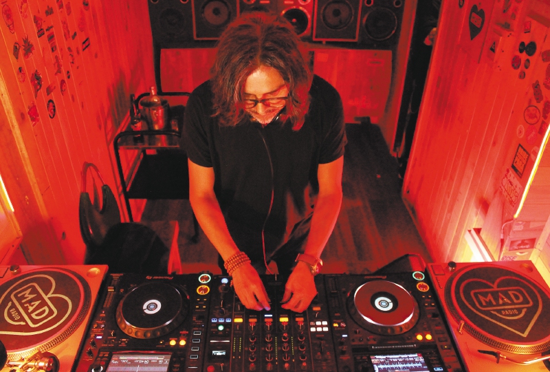 Gerard Radio, dj pionero de la música electrónica en Colombia, tocando en MAD Radio. / Jorge Londoño