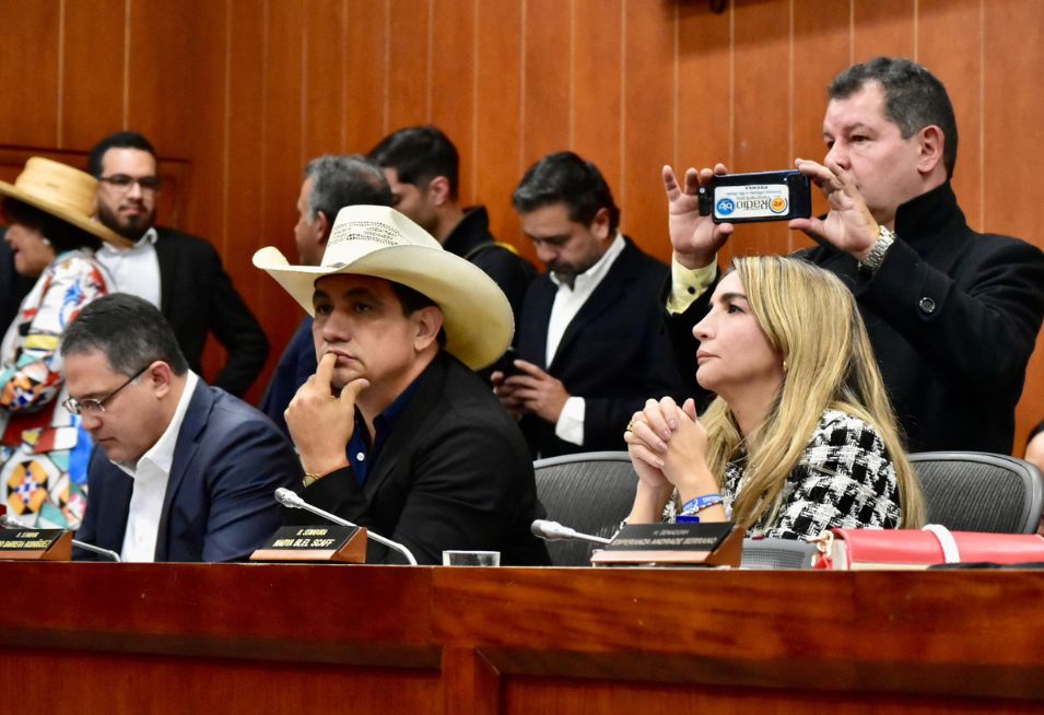 Reforma a la salud en vilo tras aplazamiento: surgen nuevas estrategias políticas en el Senado