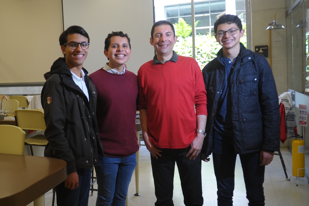 Andrés Felipe Montaño, Santiago Caicedo y Andrés Felipe Amaya, junto a su profesor Mauricio Pulido, comenzaron la investigación hace seis años. / Cristian Garavito - El Espectador