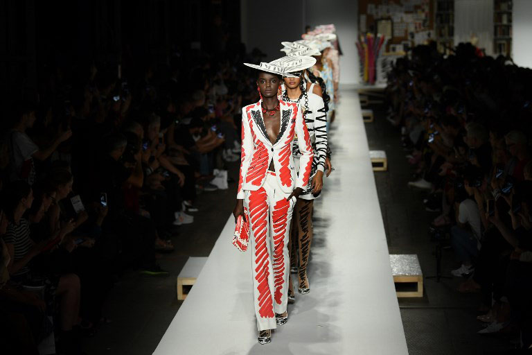 Moschino: dibujos animados y Gigi hadid en la Semana de la moda de Milán