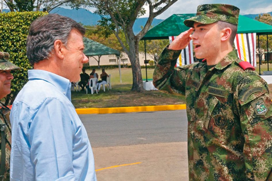 Esteban Santos recibe su arma de dotación