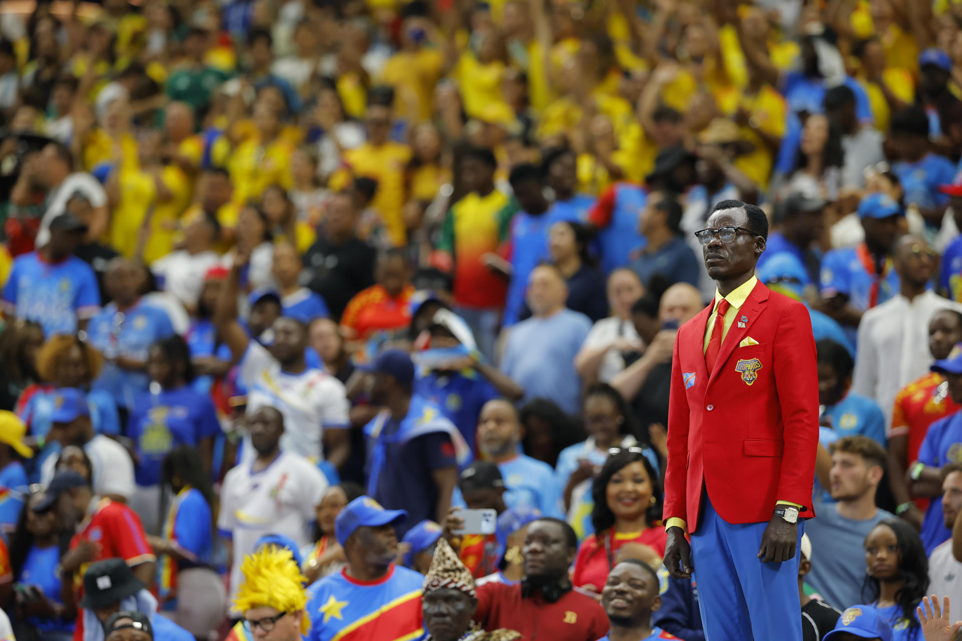GR3172. GUADALAJARA (MÉXICO), 23/06/2026.- El aficionado de Congo Michel Kuka Mboladinga, conocido como Lumumba Vea, posa este martes, durante el partido del grupo K del Mundial de la FIFA 2026 entre Colombia y RD Congo, en el estadio Akron en Guadalajara (México). Mboladinga emula durante los partidos una estatua de Patrice Lumumba, líder de la independencia congoleña. EFE/ Francisco Guasco
