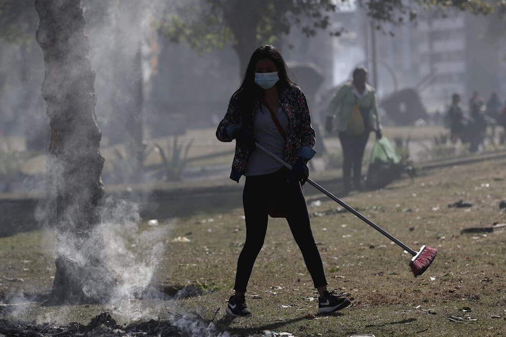 Armados con escobas y palas, los ecuatorianos limpian lo que dejó la protesta