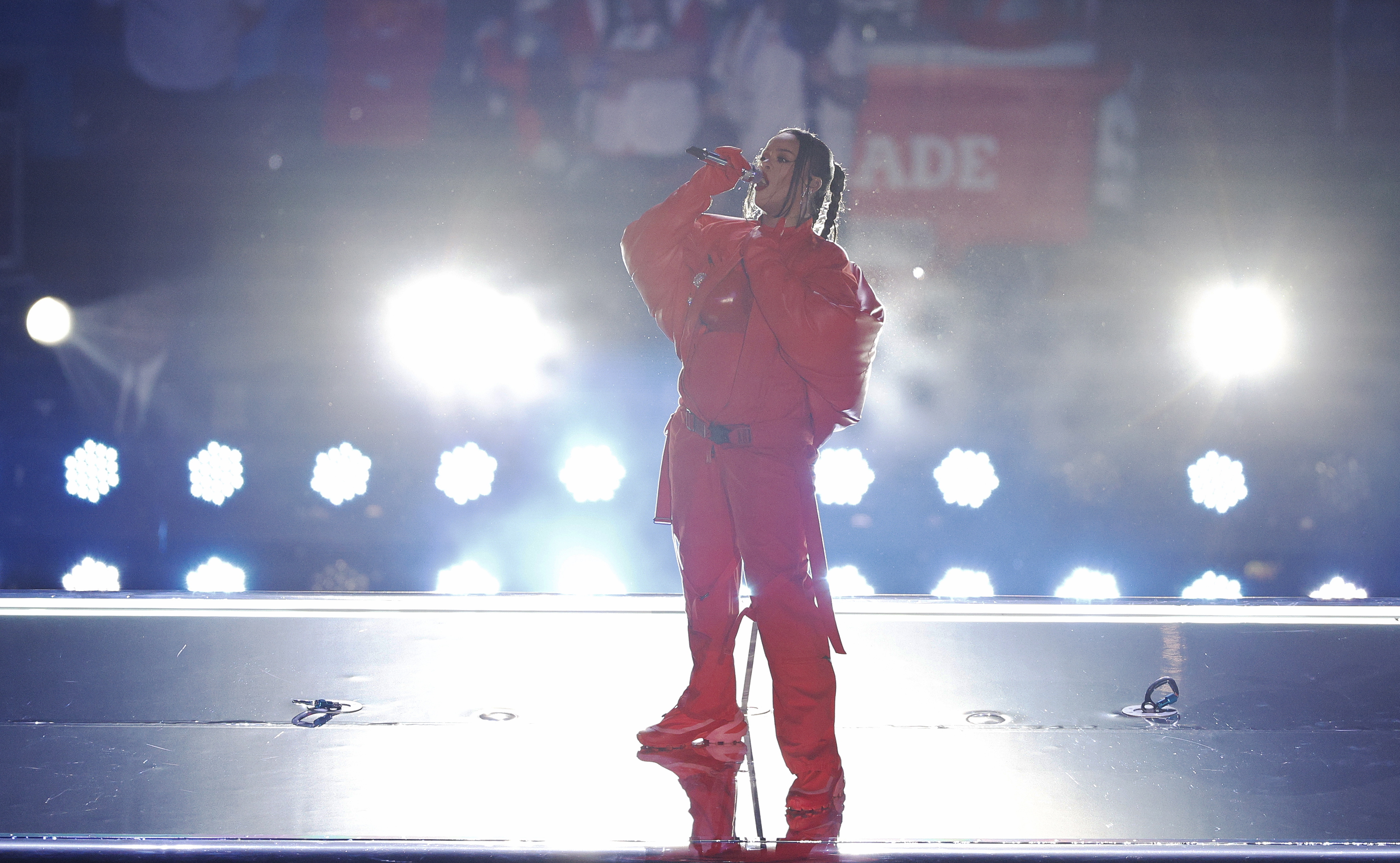 Glendale (United States), 12/02/2023.- Barbadian singer Rihanna performs during halftime of Super Bowl LVII between the AFC champion Kansas City Chiefs and the NFC champion Philadelphia Eagles at State Farm Stadium in Glendale, Arizona, 12 February 2023. The annual Super Bowl is the Championship game of the NFL between the AFC Champion and the NFC Champion and has been held every year since January of 1967. (Estados Unidos, Filadelfia) EFE/EPA/JOHN G. MABANGLO