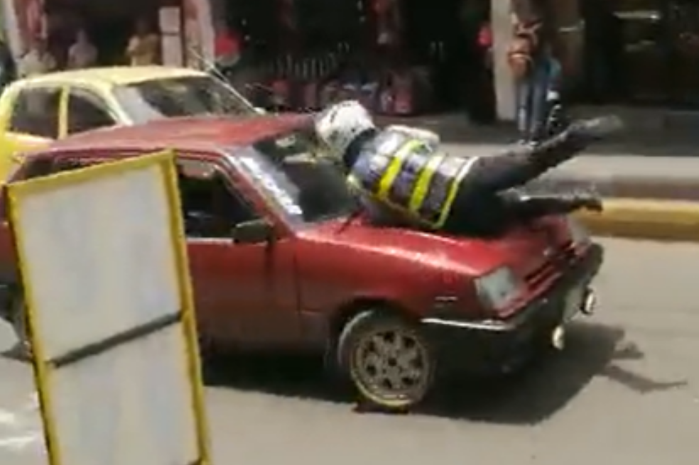Video: Conductor arrolló a agente que le pidió detener su carro en Bucaramanga