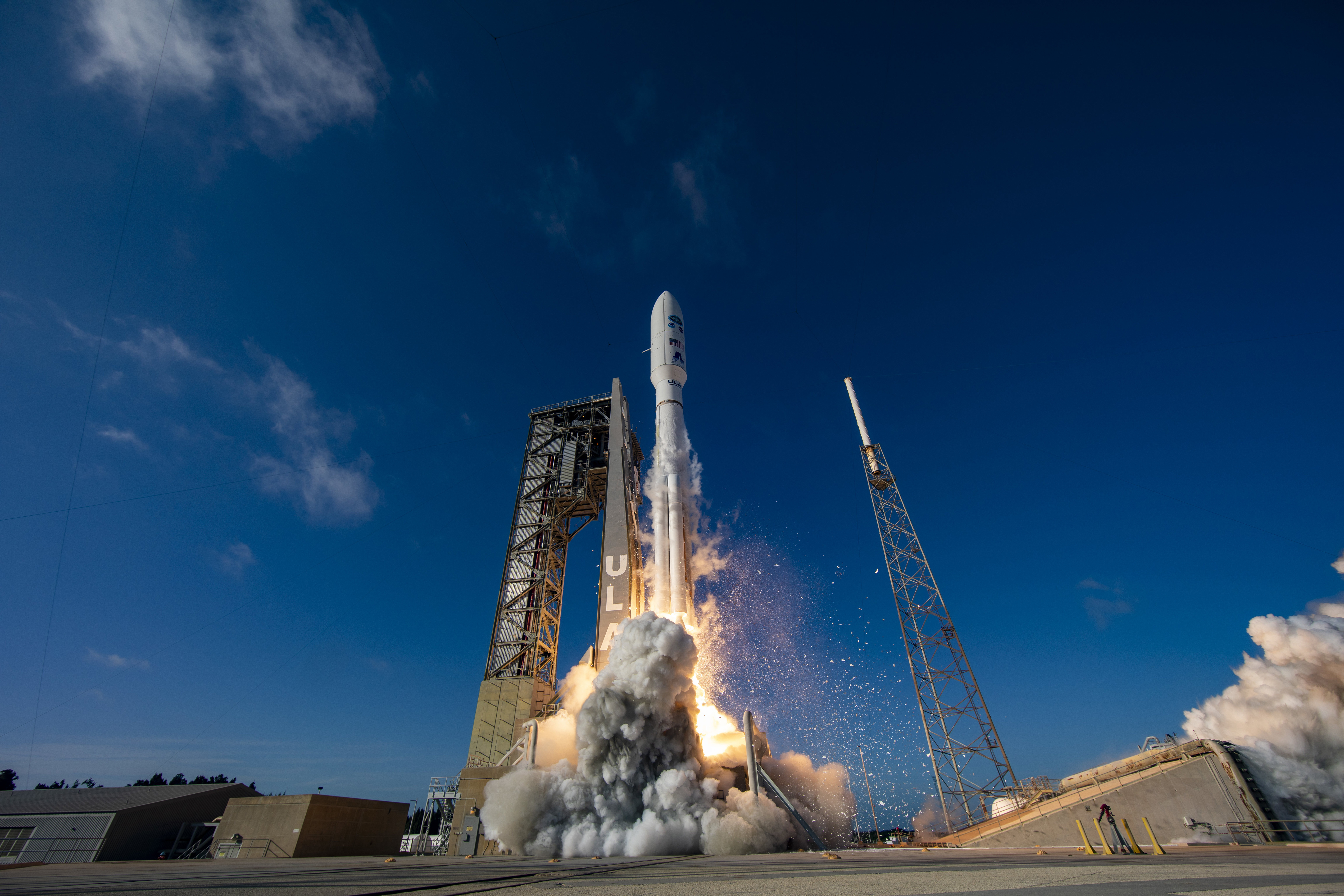 Despega cohete con satélite que medirá riesgo de desastres naturales en el Pacífico