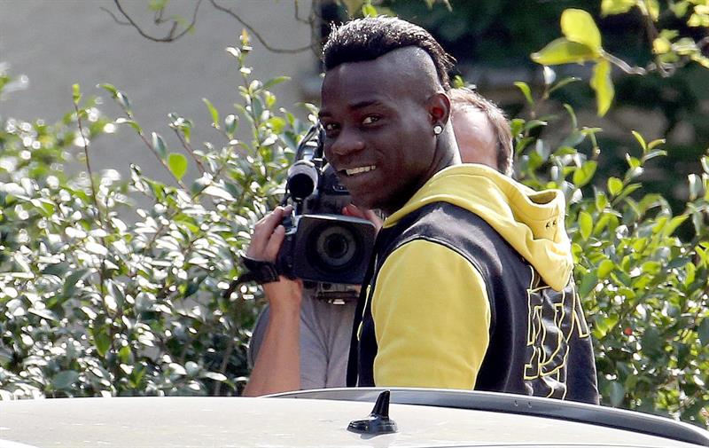 Balotelli acepta código de conducta especial para jugar en Milan
