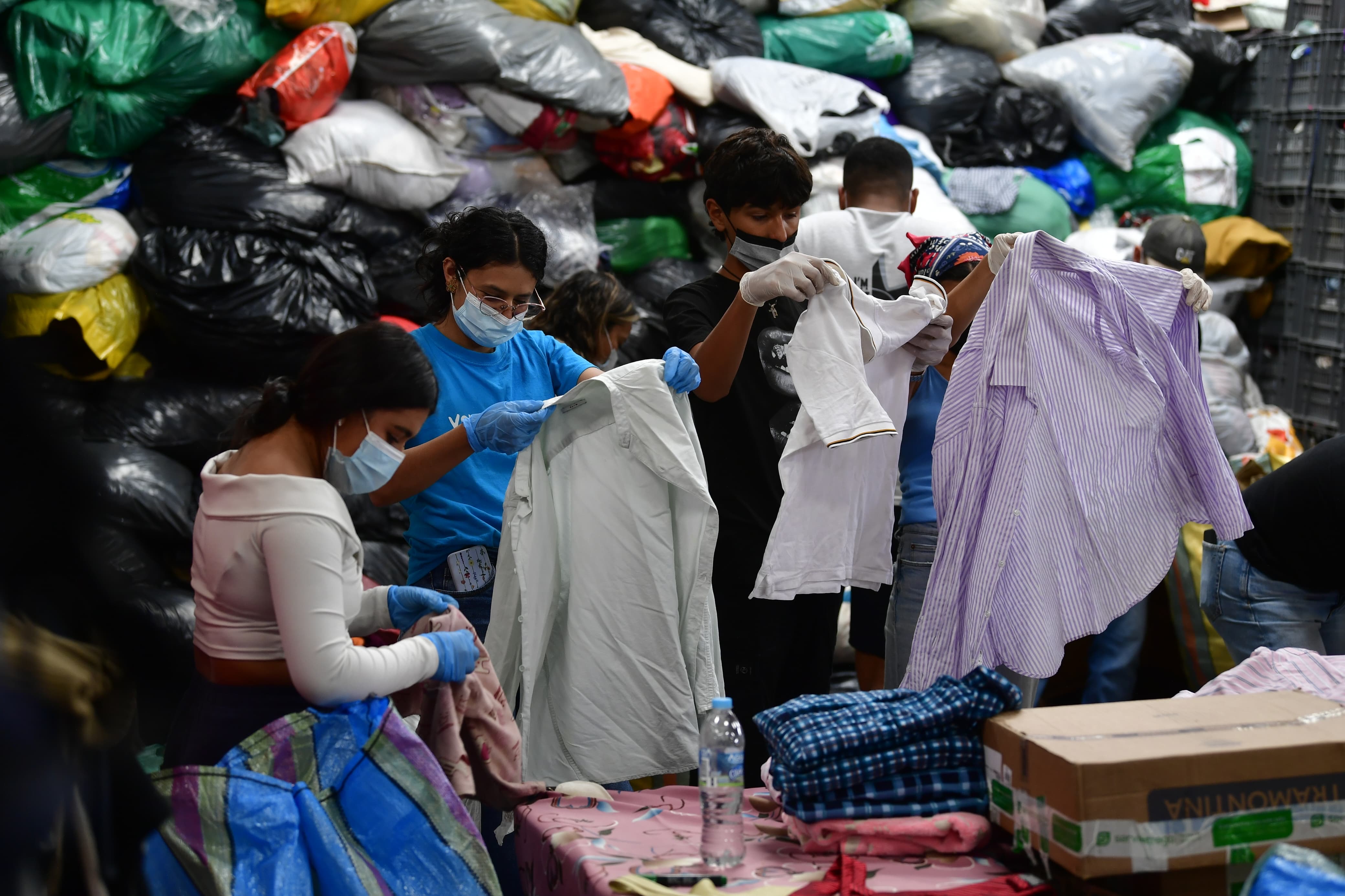 Alimentos no perecederos y productos de primera necesidad son organizados en mercados que serán enviados a las familias afectadas por el terremoto.