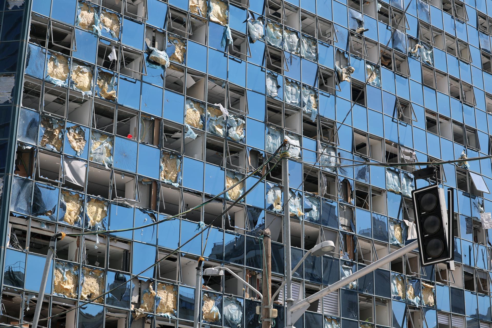 Ramat Gan (Israel), 19/06/2025.- Damaged windows of an office complex after an Iranian missile strike in a residential area in Ramat Gan, central Israel, 19 June 2025. Israel's military stated Iran launched a barrage of ballistic missiles at Israel overnight. Magen David Adom (MDA), Israel's national emergency services, reported dozens of injured across Israel, with some in critical condition. EFE/EPA/ABIR SULTAN