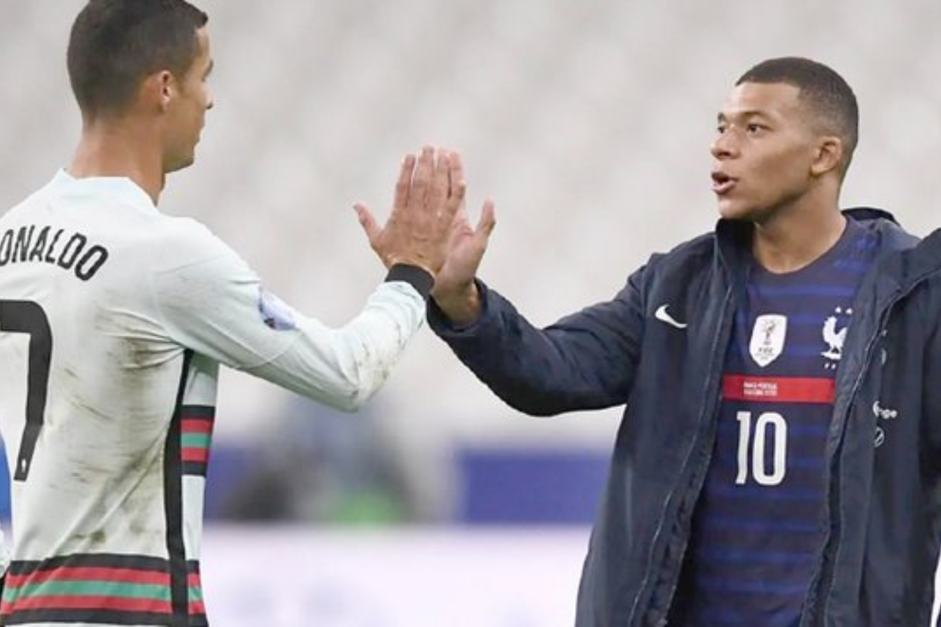 Cristiano Ronaldo (izq.) y Kylian Mbappé tras el partido entre Portugal y Francia en la Nations League 2021.