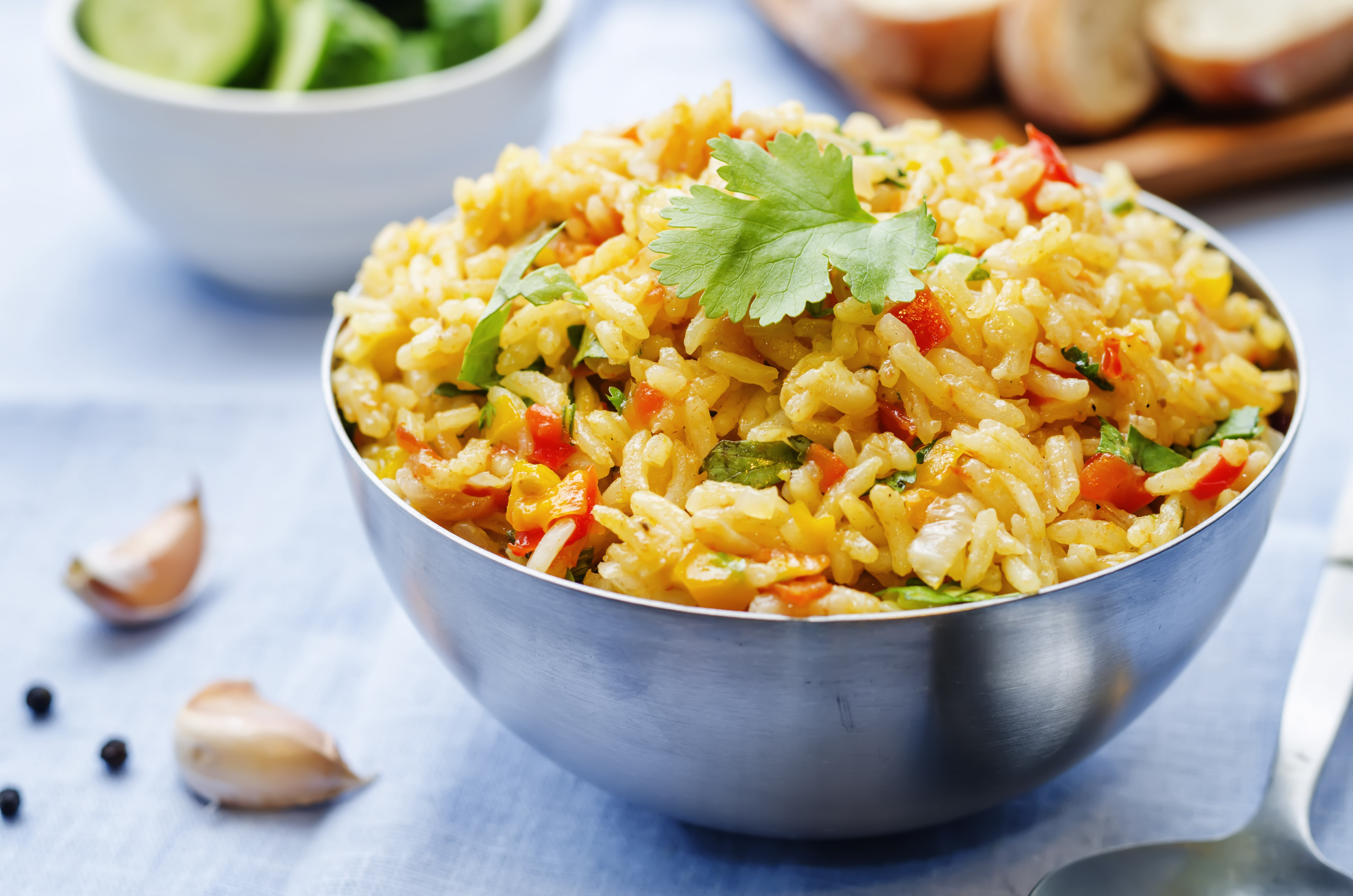Paella vegetariana, con champiñones y aceitunas.