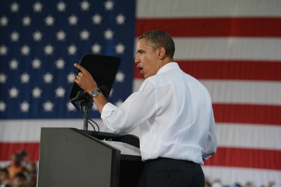 Presidente Obama en periplo hacia la convención; Romney descansa