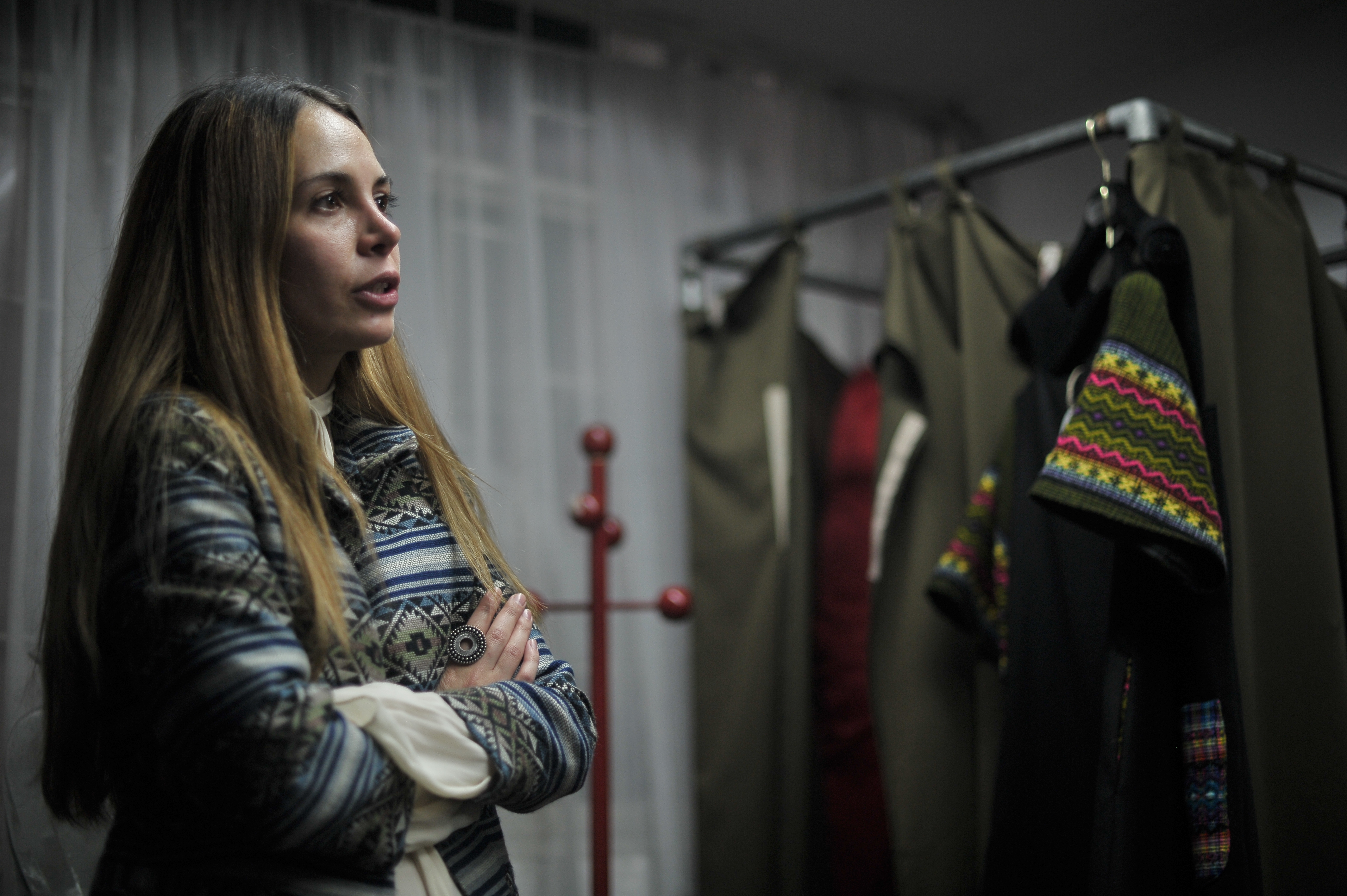 La diseñadora Margarita Sarmiento recupera técnicas artesanales indígenas en prendas de vestir.