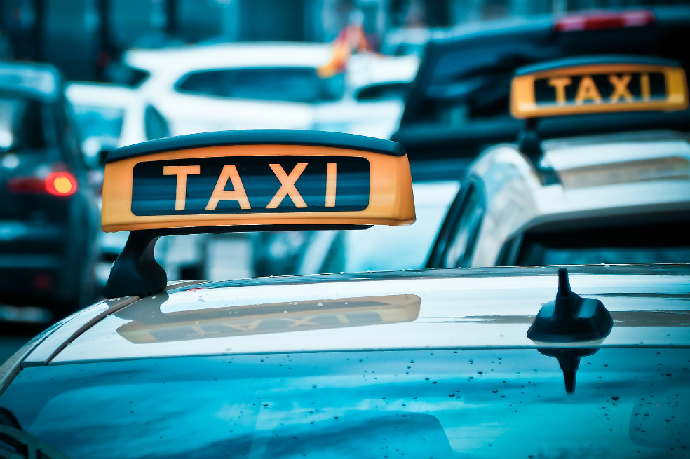Un traficante de droga confunde un carro de policía con un taxi