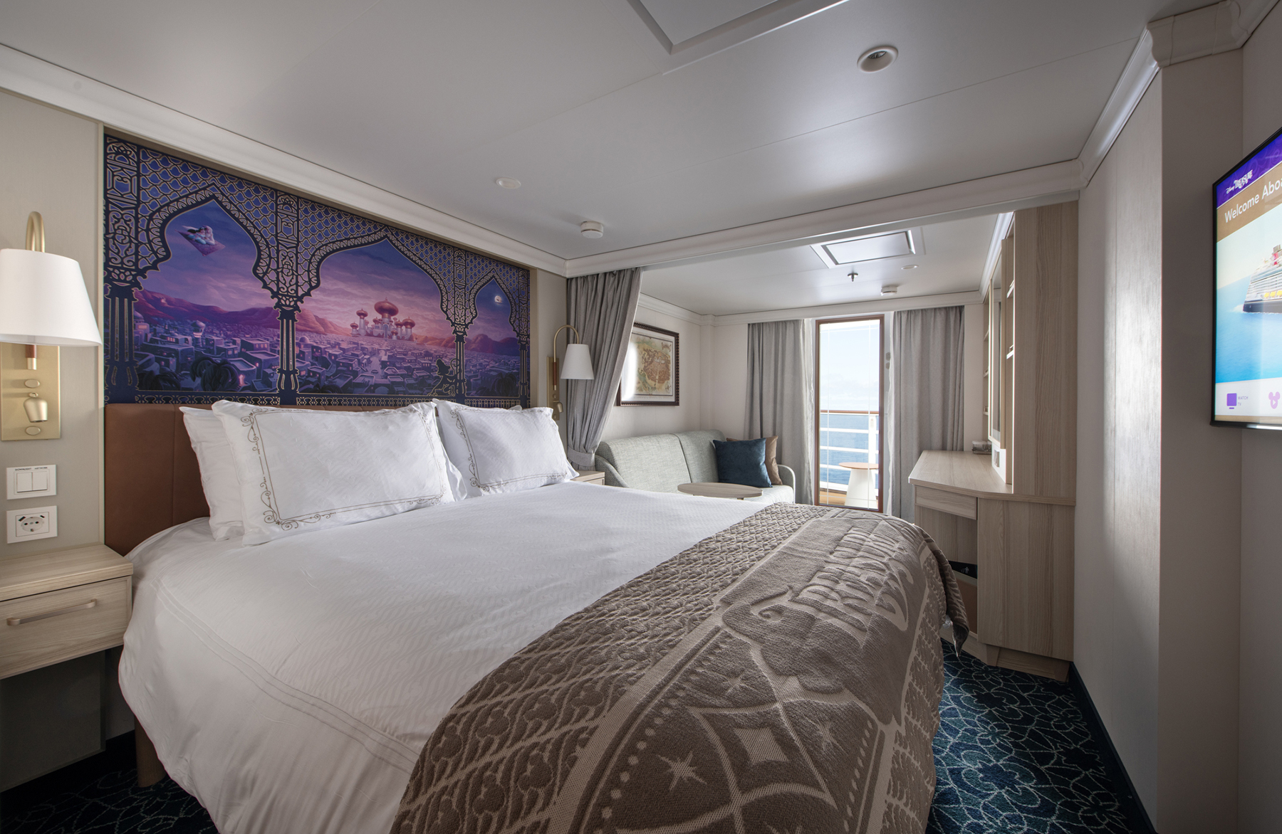 Las lujosas habitaciones a bordo del Disney Treasure logran un atractivo equilibrio entre el diseño moderno y el encanto nostálgico.