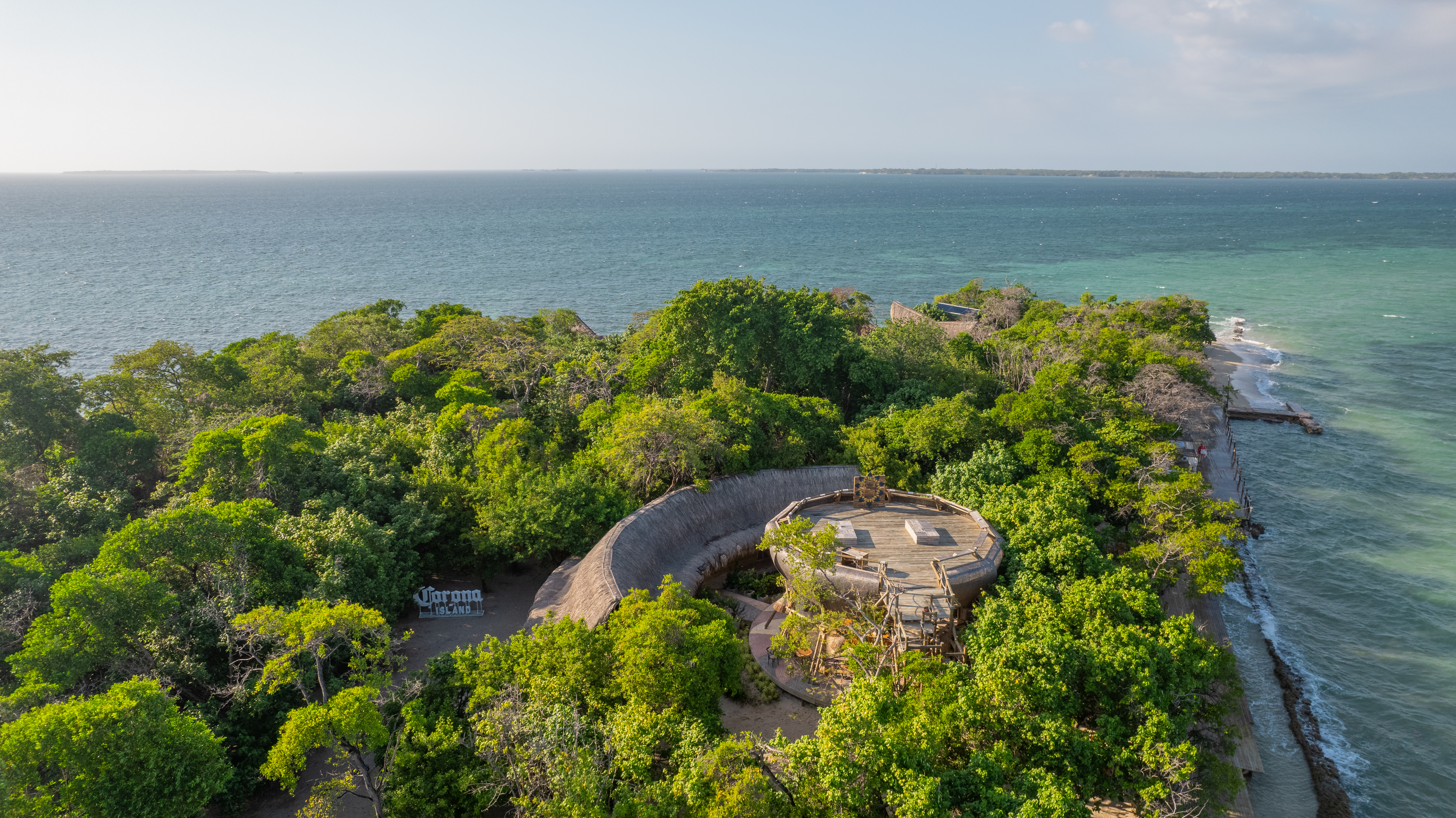 Isla Corona tiene una playa dinámica que va cambiando su ubicación durante el año dependiendo del viento y el mar.