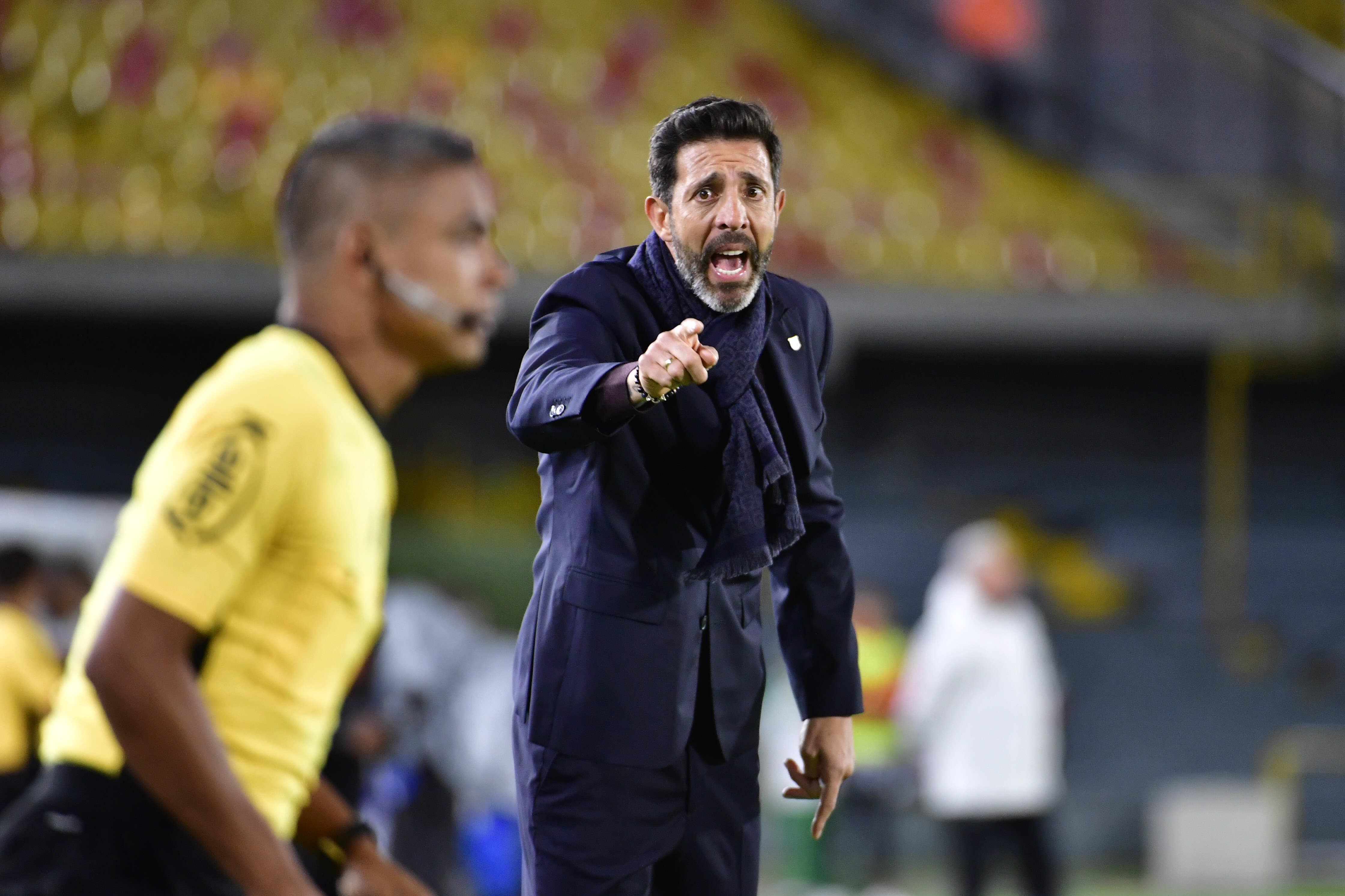 Técnico de Independiente Santa Fe durante el compromiso ante Once Caldas en el Estadio El Campin de Bogotá