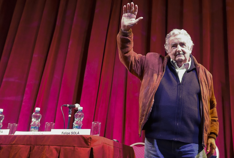 «Pepe» Mujica renuncia a su cargo de senador