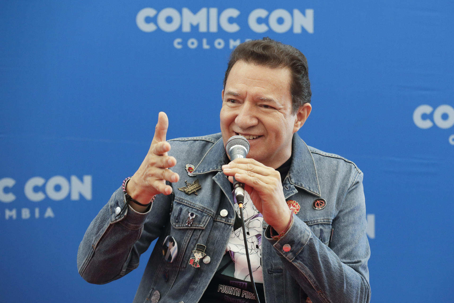 AME9183. BOGOTÁ (COLOMBIA), 27/06/2025.- El actor de doblaje mexicano, que interpreta a Freezer en Dragon Ball para Latinoamérica, Gerardo Reyero, habla durante una rueda de prensa en el primer día de 'Comic Con Colombia' este viernes, en Bogotá (Colombia). En la apertura del evento, los actores de doblaje que dieron voz a Bob Esponja, Krilin de Dragon Ball, y Freezer del mismo ánime japonés, Luis Carreño, Eduardo Garza y Gerardo Reyero, participaron en una rueda de prensa junto a la cantante y compositora japonesa Mika Kobayaski. EFE/ Carlos Ortega

