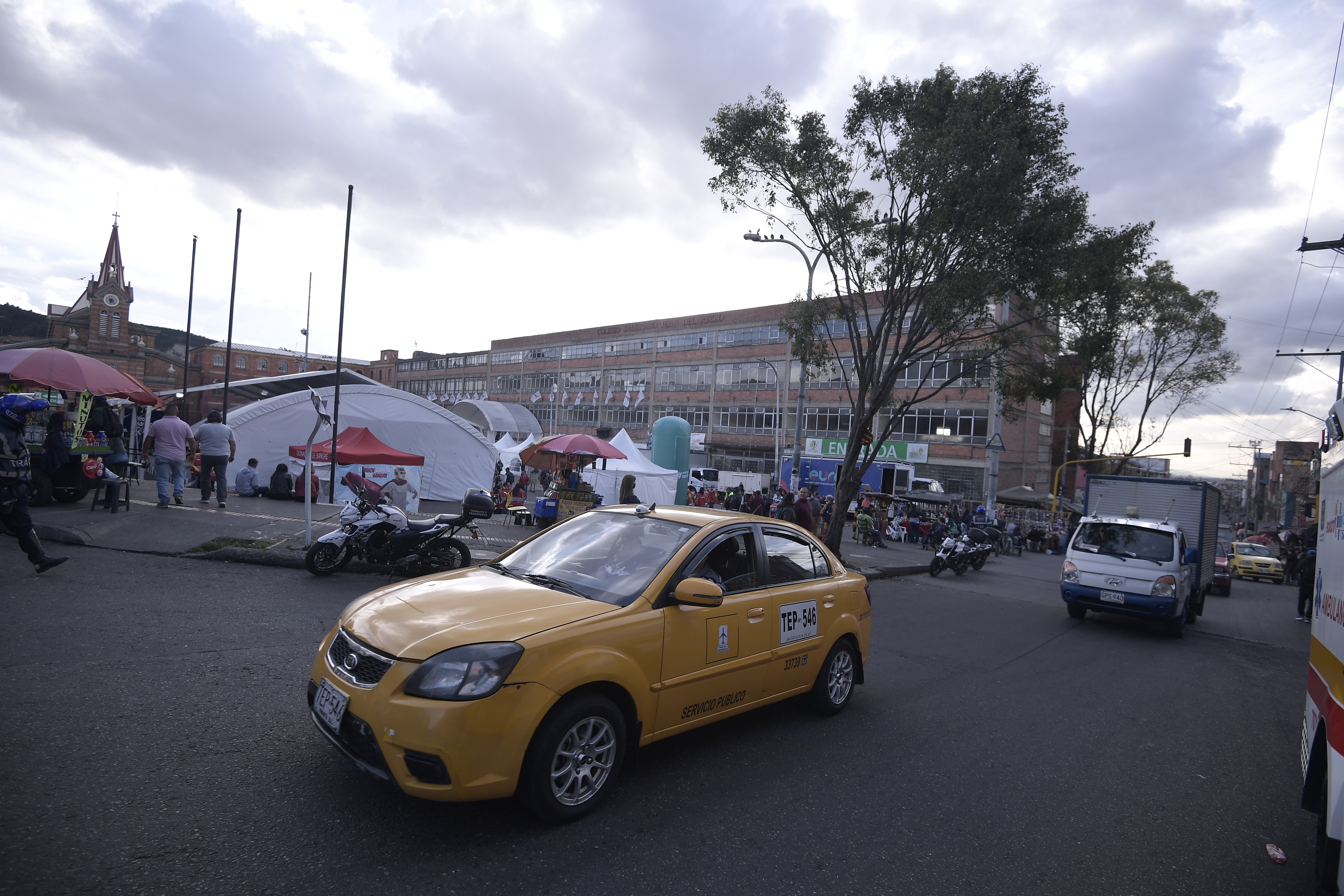 Adjudicación al consorcio Doppelmayr para la implementación de esta obra; Asiste la alcaldesa Claudia López; Diego Sánchez, director del IDU y otros funcionarios de la alcaldía.