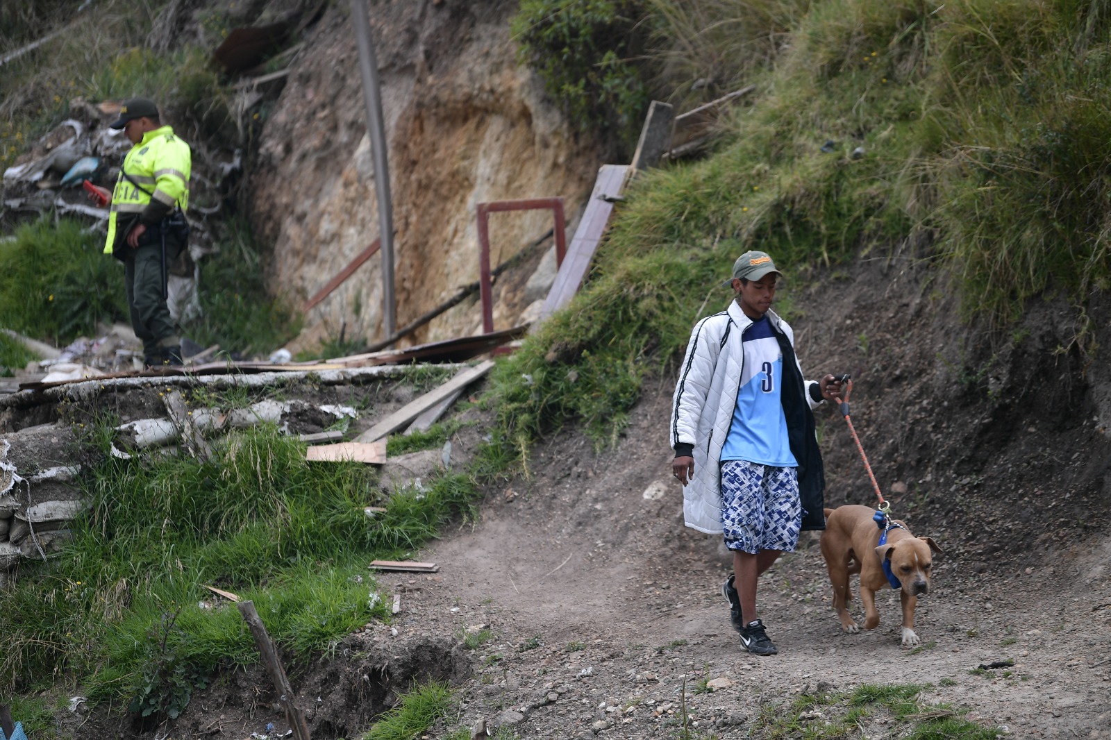 El barrio no solo es amenazado por la temporada invernal, sino también por la presencia de tierreros. Habitantes afirman que venden lotes desde un millón de pesos.