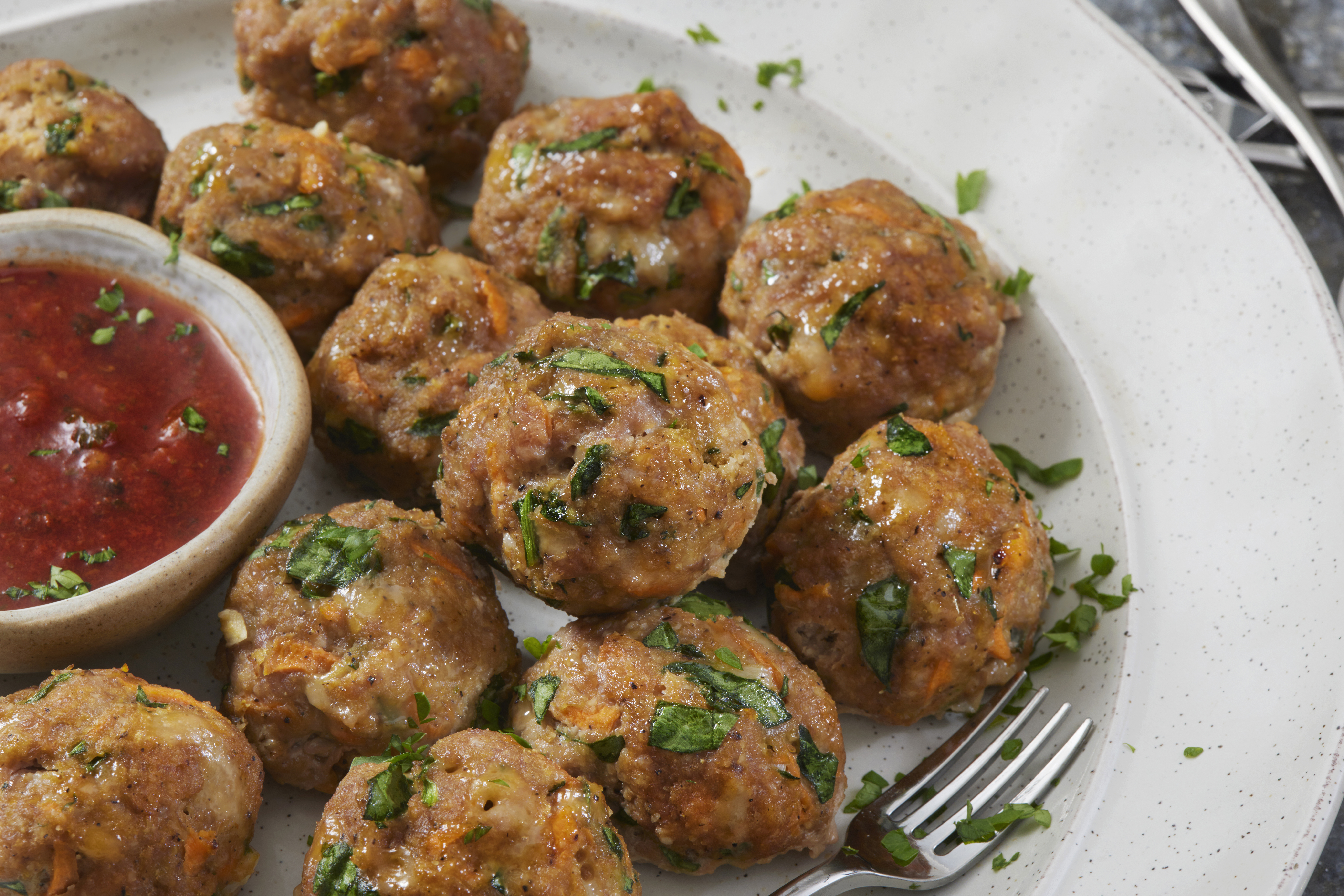 Albóndigas de pollo rellenas de queso con salsa cremosa