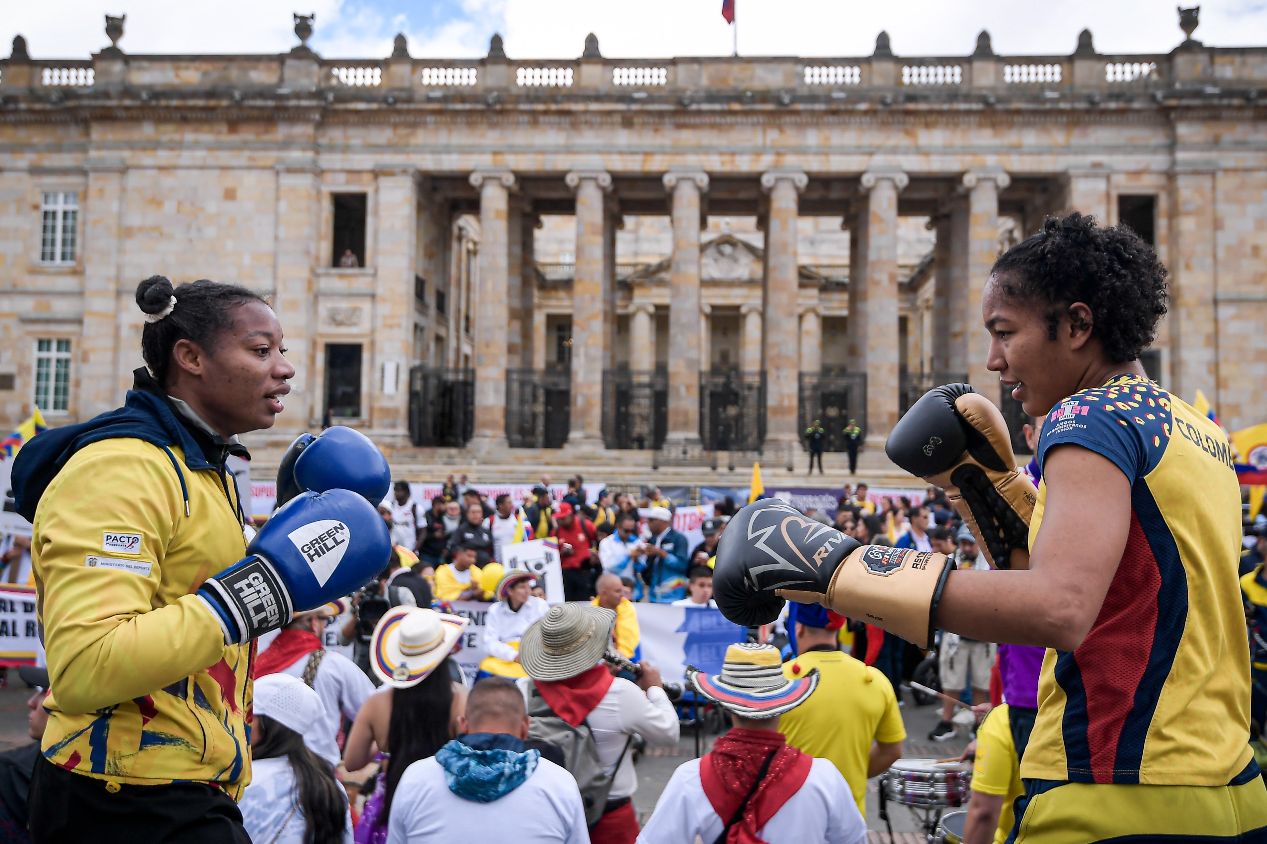 Boxeadoras olímpicas, como Angie Valdés (izq.), también estuvieron presentes en la Plaza de Bolívar.