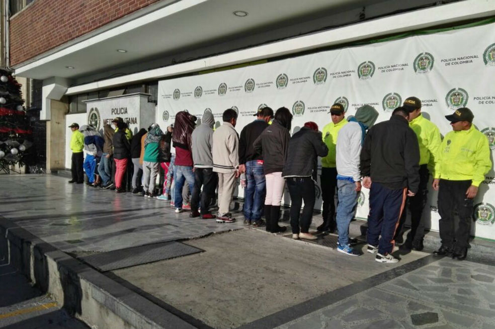 ¡Qué video! Vendían películas piratas y drogas en Bogotá