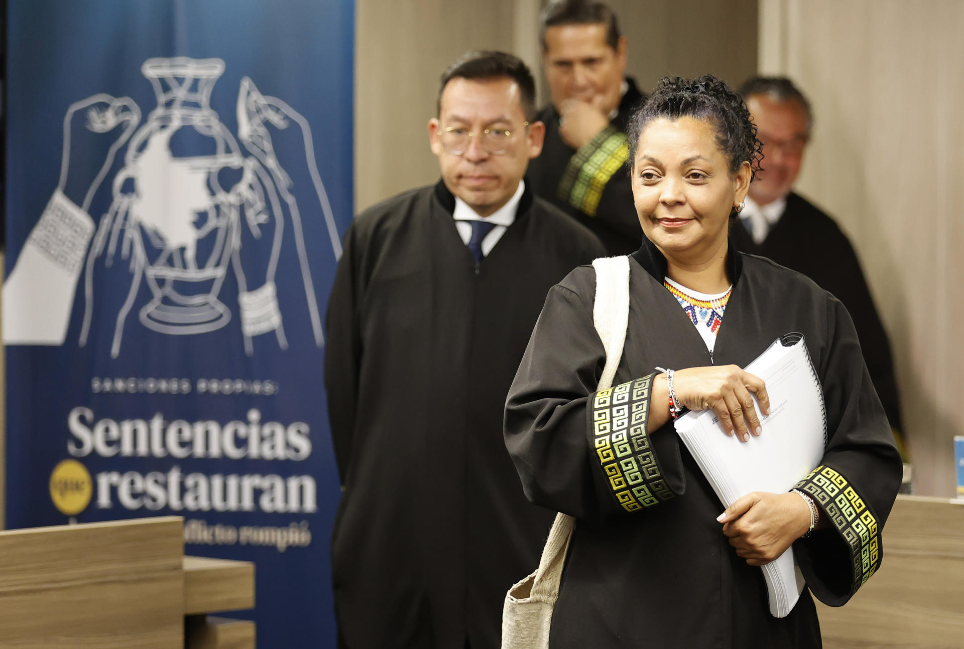 AME640. BOGOTÁ (COLOMBIA), 18/09/2025.- La presidenta de la Sección de Primera Instancia para Casos de Reconocimiento de Verdad y Responsabilidad, la magistrada Ana Manuela Ochoa Arias, llega a una audiencia este jueves, en Bogotá (Colombia). La Jurisdicción Especial para la Paz (JEP) condenó a doce exmilitares colombianos a penas restaurativas de entre cinco y ocho años por crímenes de guerra y de lesa humanidad, como máximos responsables de 135 asesinatos cometidos en el norte del país entre 2002 y 2005, en el marco del conflicto armado. EFE/ Mauricio Dueñas Castañeda