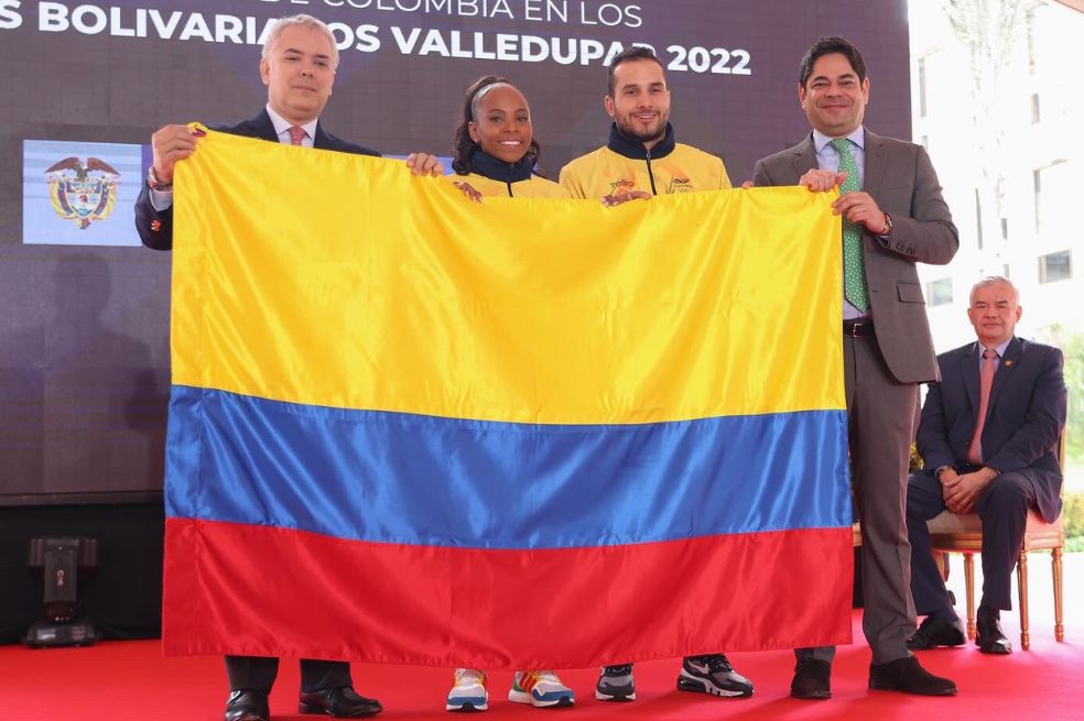 Iván Duque entregó el pabellón nacional a Ingrit Valencia y Carlos Ramírez.