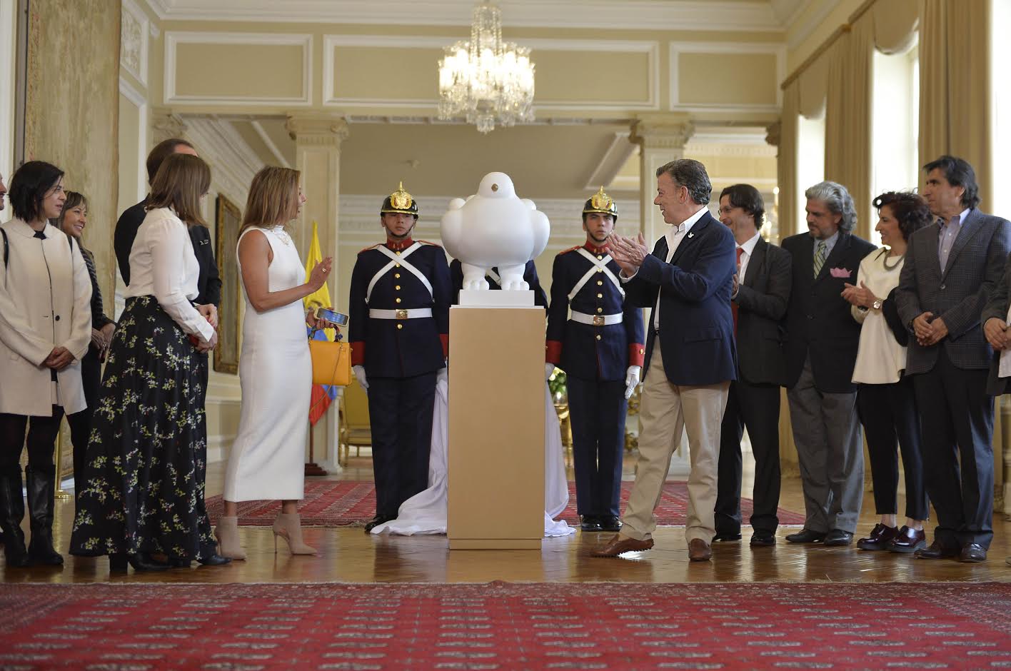 El entonces presidente Juan Manuel Santos durante la develación de la escultura de la paloma de la paz en la Casa de Nariño.