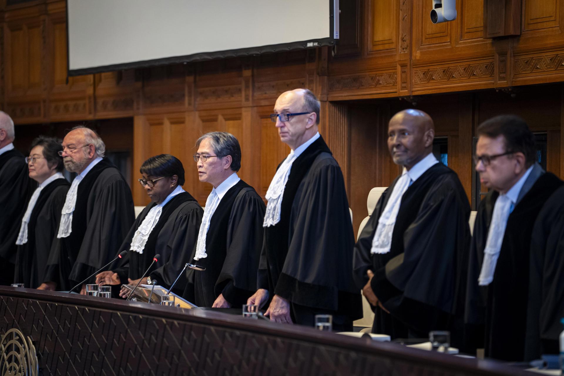The Hague (Netherlands), 23/07/2025.- Judges of the International Court of Justice rule of an advisory opinion on countries' obligations to protect the climate, in The Hague, The Netherlands, 23 July 2025. The ICJ ruled that a 'clean, healthy and sustainable environment' is a human right' but the ruling is not binding, rather has 'great legal weight and moral authority.' (Países Bajos; Holanda, La Haya) EFE/EPA/LINA SELG
