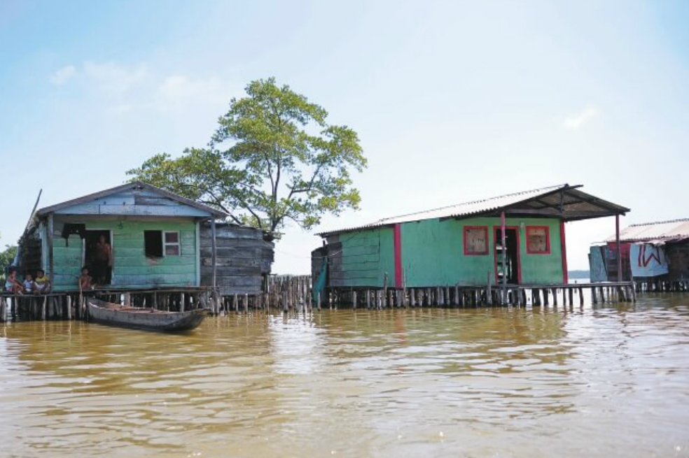 Una solución para vivir en medio de las inundaciones es construir las casas sobre palafitos. Así como en Nueva Venecia, en la Ciénaga Grande. / Mauricio Alvarado - El Espectador