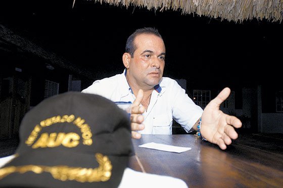 Mancuso denunciará a Uribe por injuria y calumnia