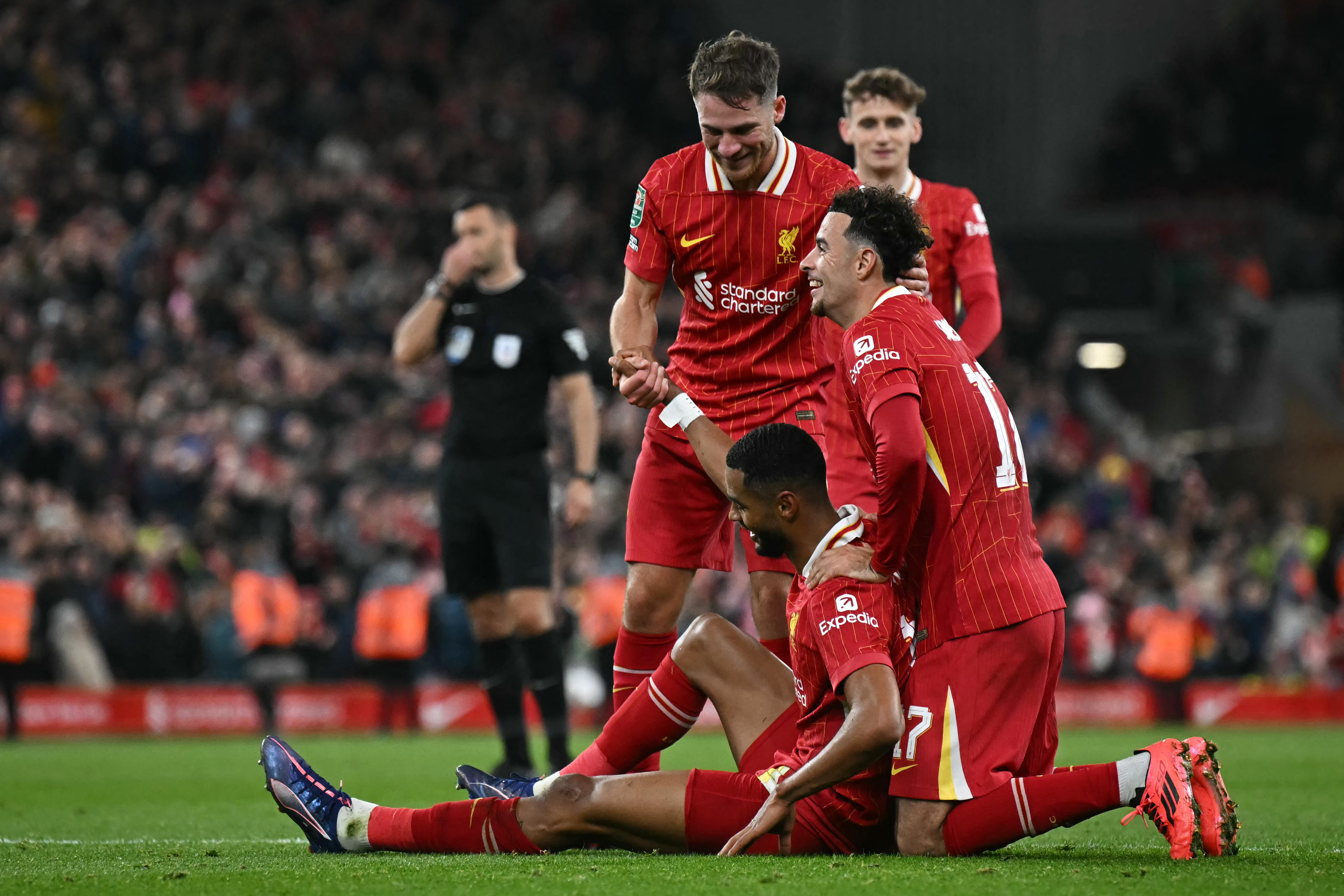 Liverpool, sin Luis Díaz, goleó y avanzó a octavos de la Carabao Cup: video