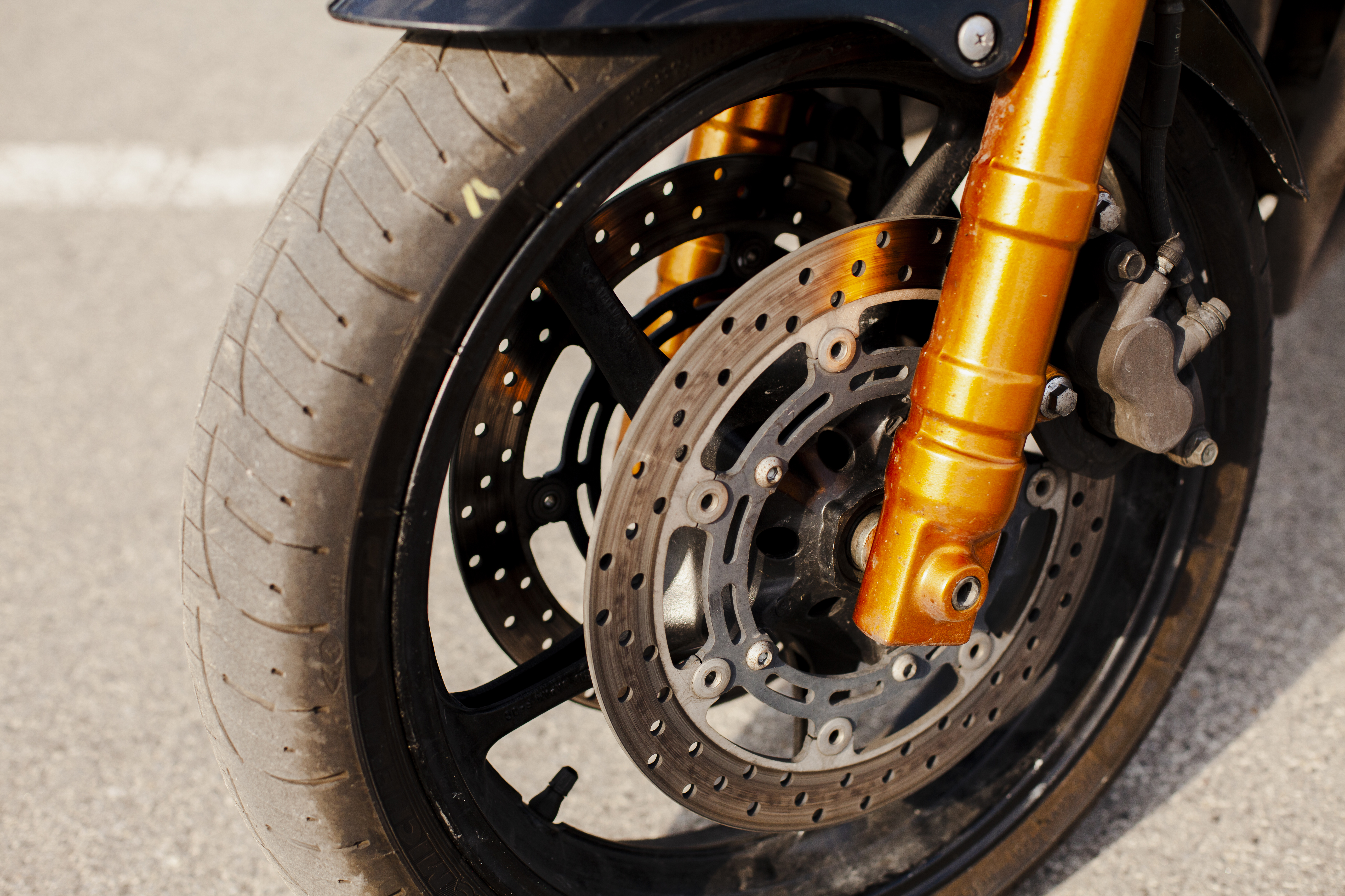 Diferencias entre llantas radiales y convencionales en una moto: ventajas y cuál escoger