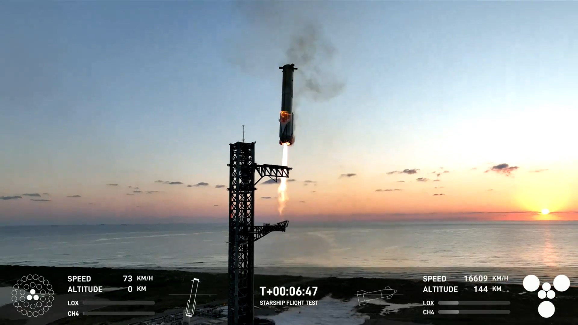 Boca Chica (United States), 13/10/2024.- A still image taken from a handout video made available by SpaceX shows SpaceXís ìMechazillaî (L) mechanical arms ready to catch the Super Heavy rocket booster (R) mid-air as it makes a vertical landing following the launch of the unmanned Starship, at SpaceXís Starbase facility in Boca Chica, Texas, 13 October 2024. The successful catching of the booster was the worldís first. EFE/EPA/SPACE X HANDOUT -- MANDATORY CREDIT: SPACEX HANDOUT EDITORIAL USE ONLY/NO SALES