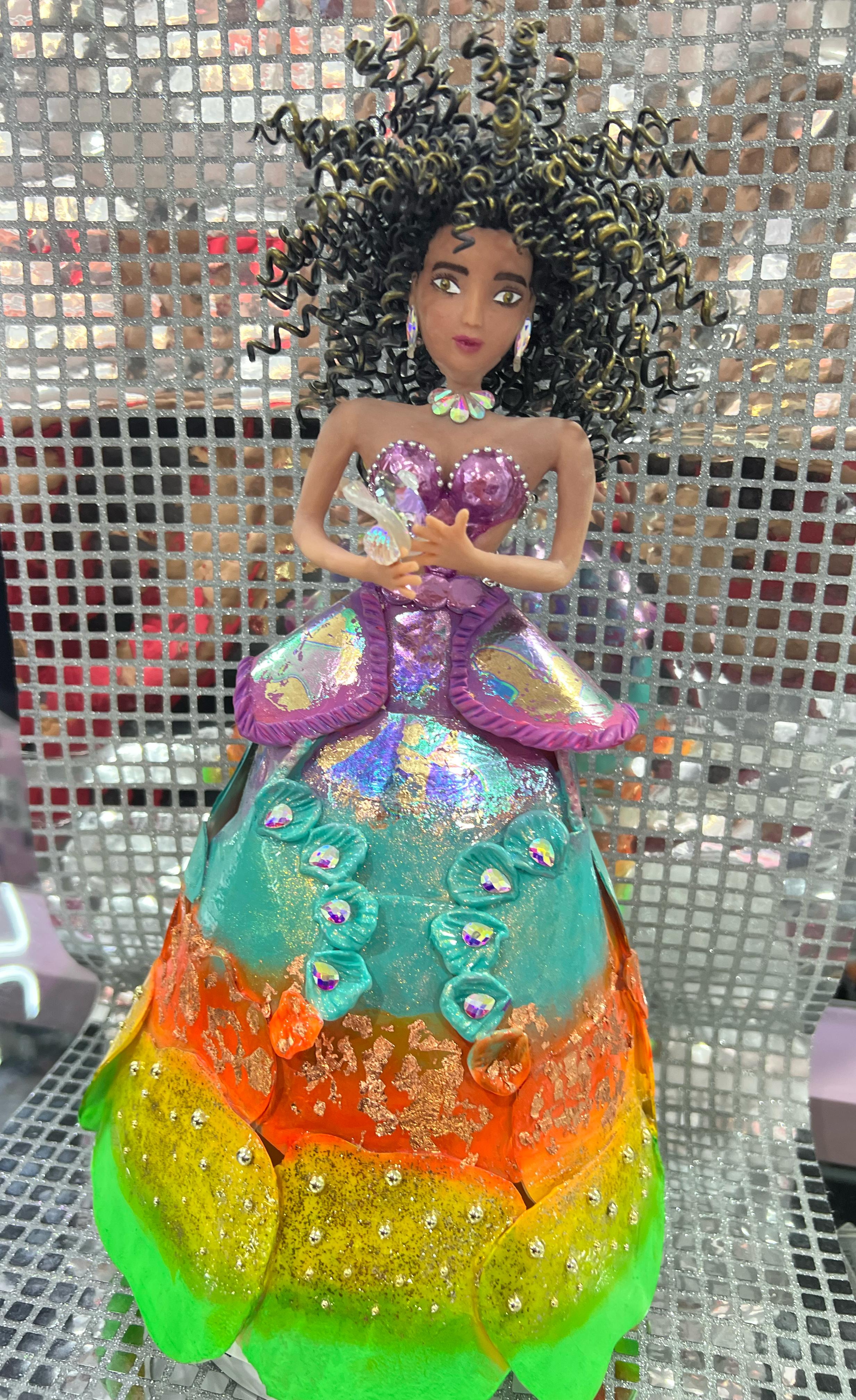 Muñeca realizada por Yomijara Curvelo, artista de nail art.