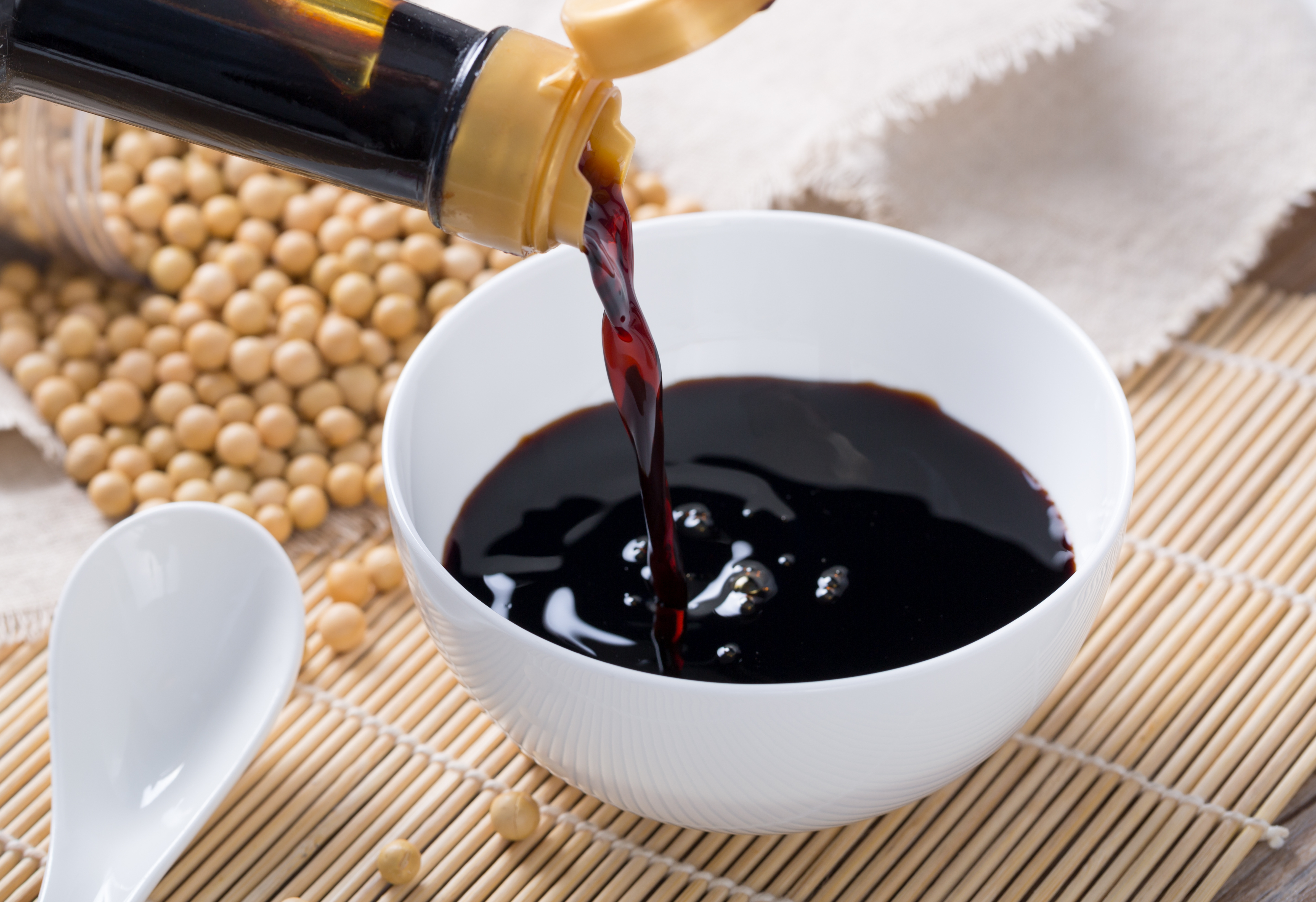 Una centenaria fábrica de salsa de soja busca revitalizar un pueblo japonés
