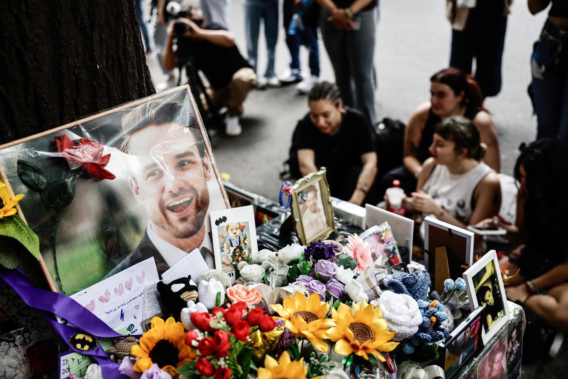 Fans of British singer Liam Payne gathered in front of an altar in his honor, one year after his death, in Buenos Aires, Argentina, 16 October 2025. One year after Payne's death in a Buenos Aires hotel, his family and fans await the start of a trial that, against the wishes of the Argentine Prosecutor's Office, will see only two of the five defendants indicted. EFE/ Juan Ignacio Roncoroni