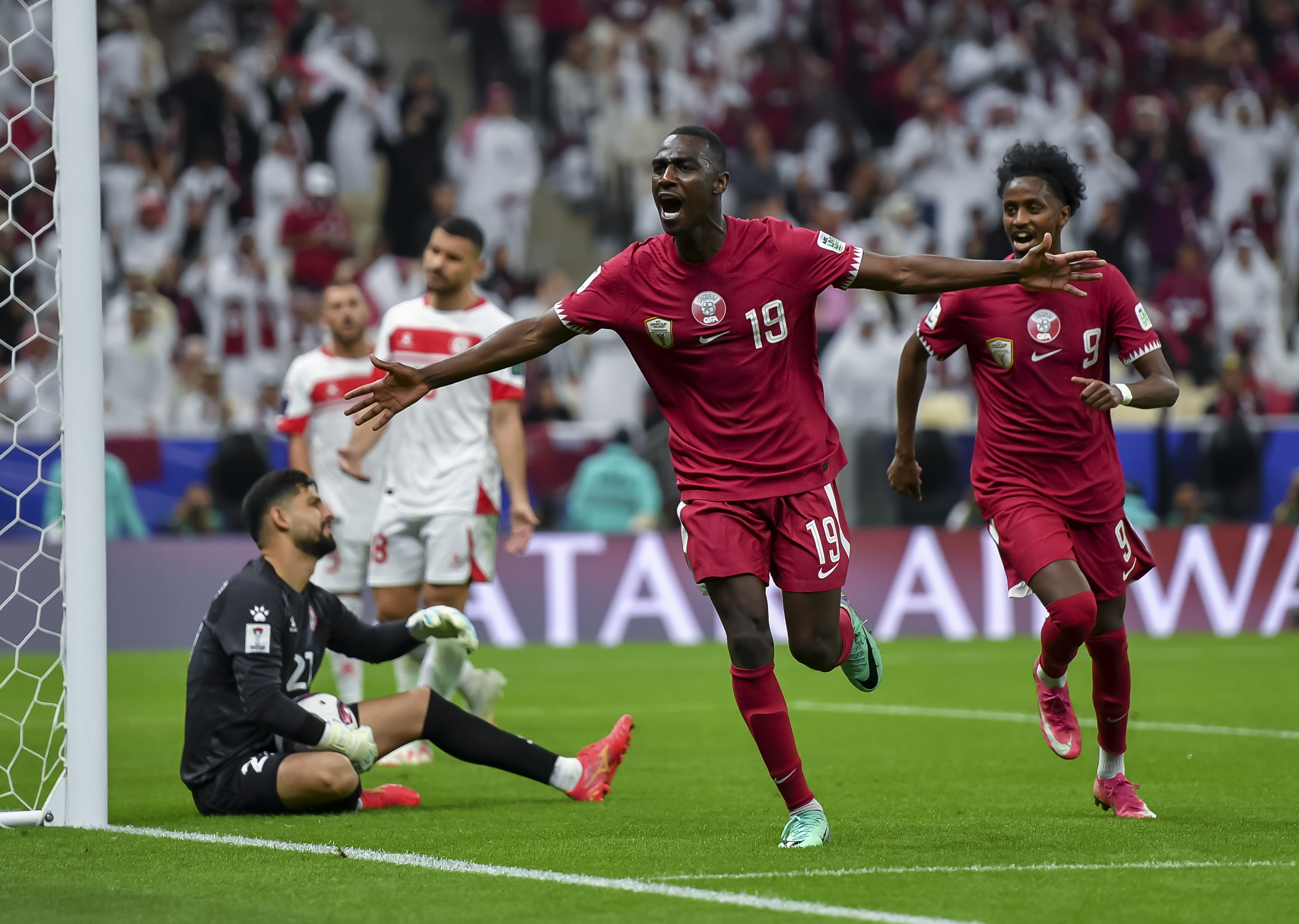 Lusail (Qatar), 12/01/2024.- Al Moez Ali (L) of Qatar celebrates after scoring a goal during the opening match of the AFC 2023 Asian Cup between Qatar and Lebanon in Lusail, Qatar, 12 January 2024. (Líbano, Catar) EFE/EPA/Noushad Thekkayil