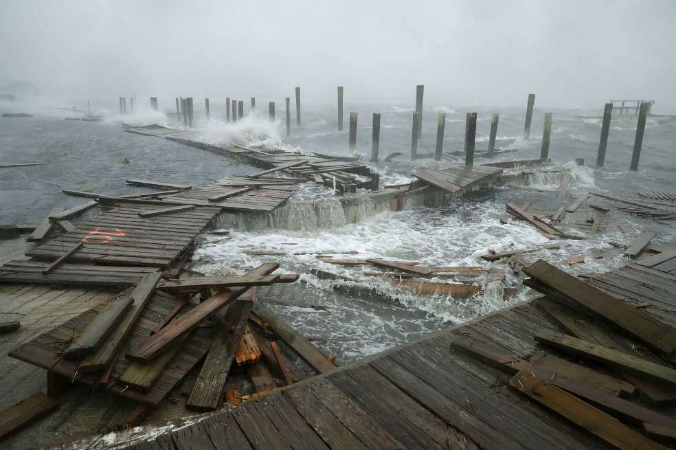 Un muelle de botes en Atlantic Beach quedó parcialmente destruido por los poderosos vientos y olas tras el paso del huracán Florence. / AFP