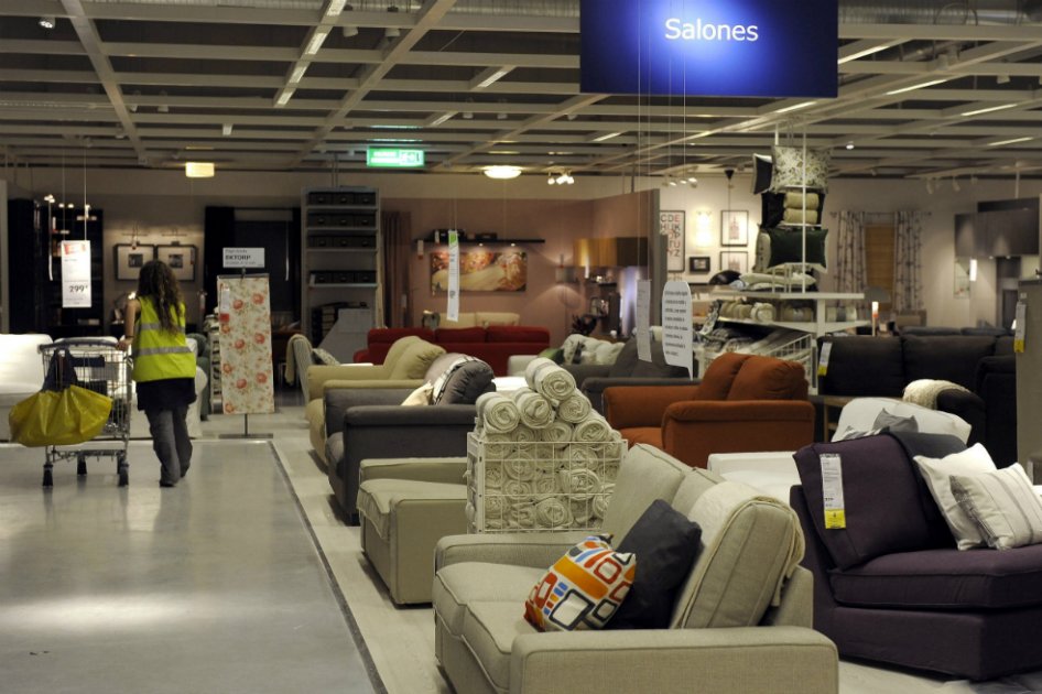 Pasar la noche en tiendas de muebles, la peligrosa moda entre los jóvenes de Europa