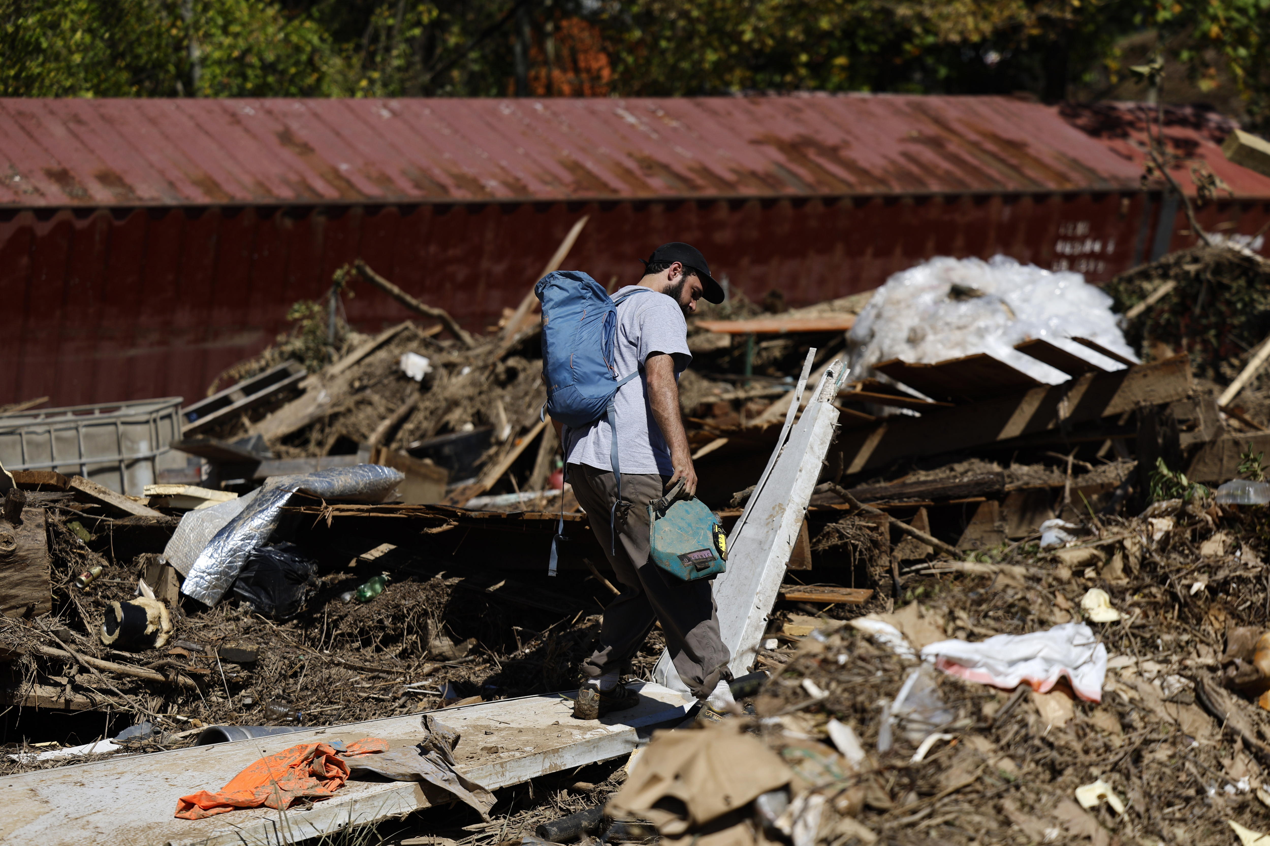 Biden y Harris visitaron zonas afectadas por el huracán, aún hay desaparecidos