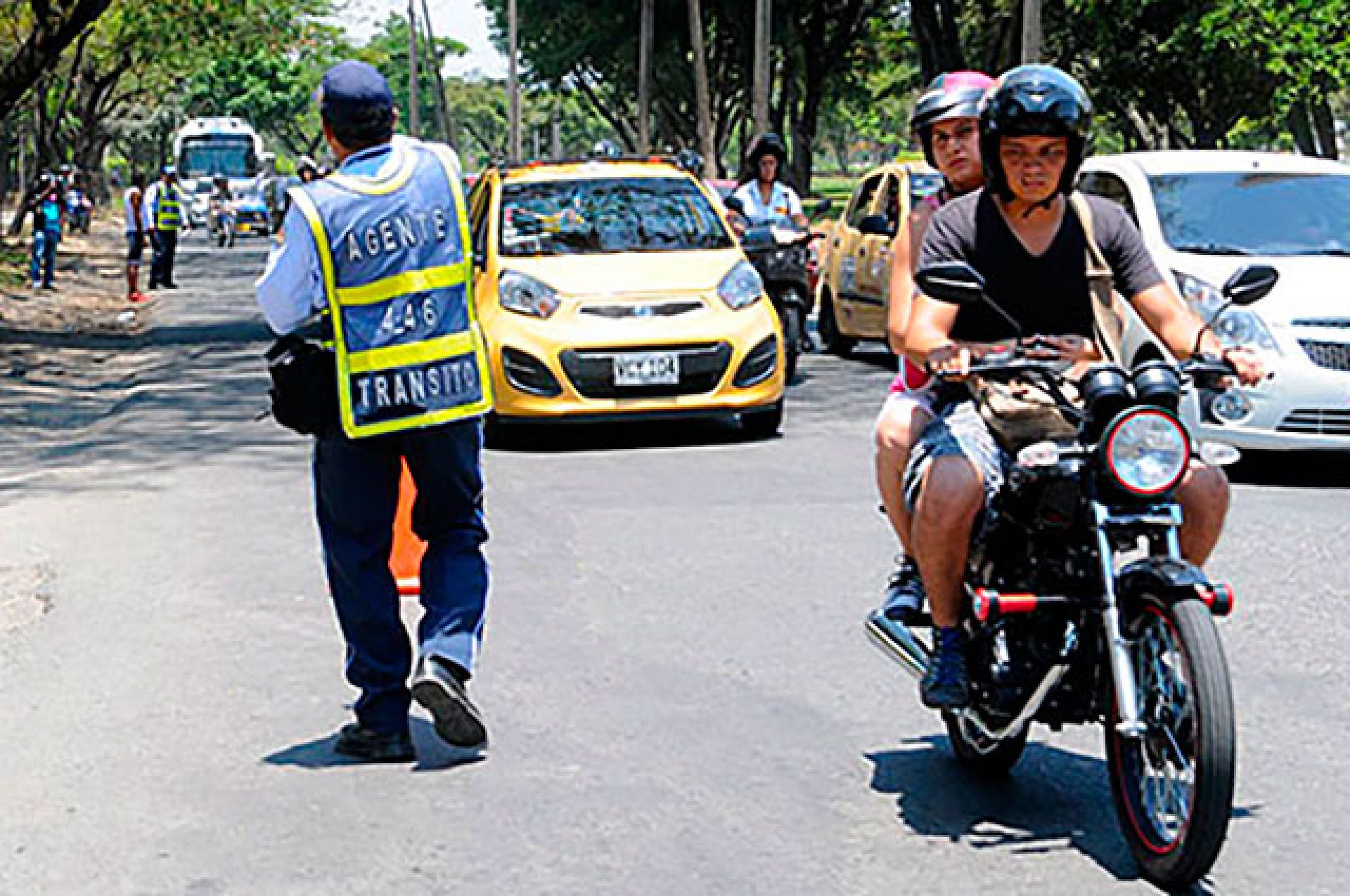 Agente de tránsito en Cali fue golpeada por policía jubilado que cometía una infracción