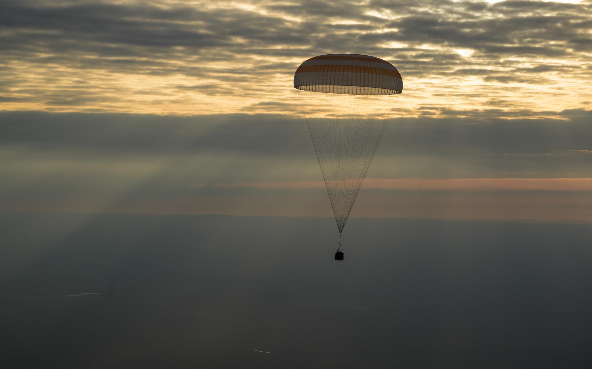 ZHEZKAZGAN (Kazakhstan), 20/04/2025.- A handout photo made available by NASA shows the Soyuz MS-26 spacecraft, with Expedition 72 NASA astronaut Don Pettit and Roscosmos cosmonauts Alexey Ovchinin and Ivan Vagner aboard, is seen as it lands in a remote area near the town of Zhezkazgan, Kazakhstan, 20 April 2025, The crew is returning to Earth after logging 220 days in space as members of Expeditions 71 and 72 aboard the International Space Station. (Kazajstán) EFE/EPA/BILL INGALLS / NASA / HANDOUT HANDOUT EDITORIAL USE ONLY/NO SALES
