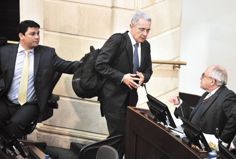 Álvaro Uribe VélezD