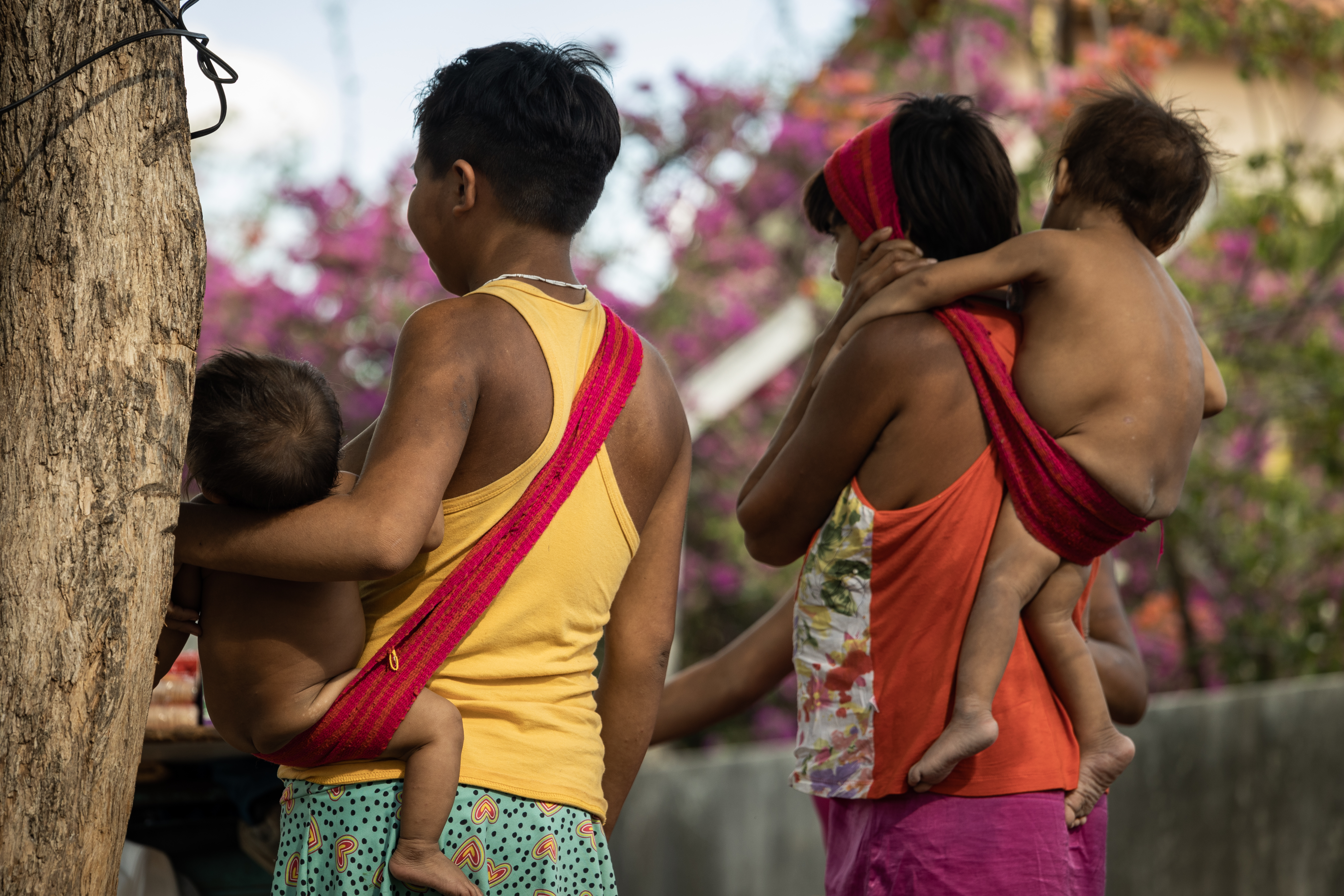 BRA11. BOA VISTA (BRASIL), 30/01/2023 - Fotografía que muestra indígenas Yanomami frente al hospital de campaña instalado por la Fuerza Aérea Brasileña, en la Casa de Saúde Indígena Yanomamim (CASAI Yanomami), en la ciudad de Boa Vista, capital del estado de Roraime, norte de Brasil. El Ministerio Público Federal (MPF) de Brasil abrió este lunes una investigación para determinar si las acciones u omisiones del Estado contribuyeron a la crisis humanitaria que viven los indígenas yanomamis. EFE/ Raphael Alves