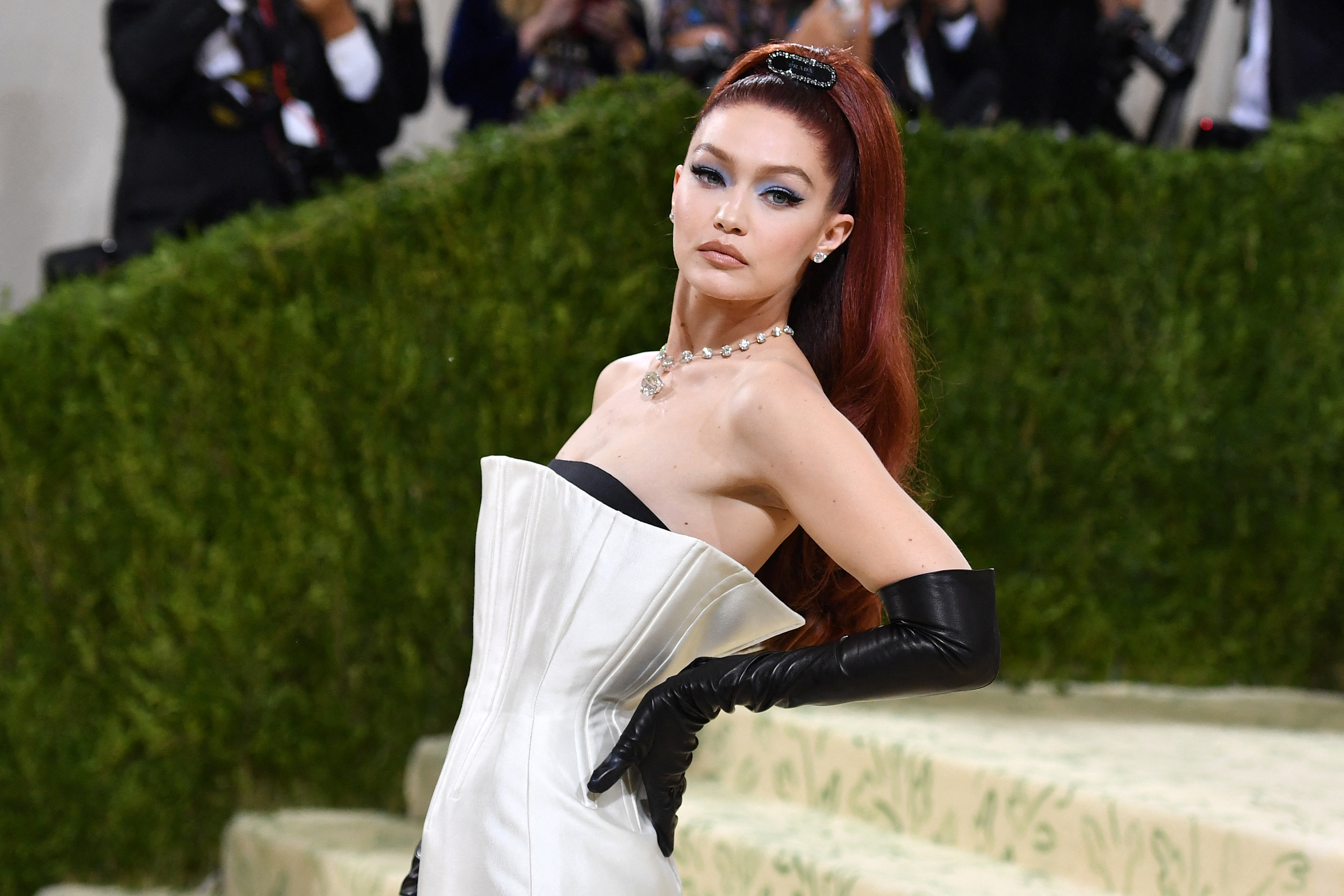 Gigi Hadid se fue por el "old Hollywood" en un vestido color perla y con accesorios negros de la marca Prada.
